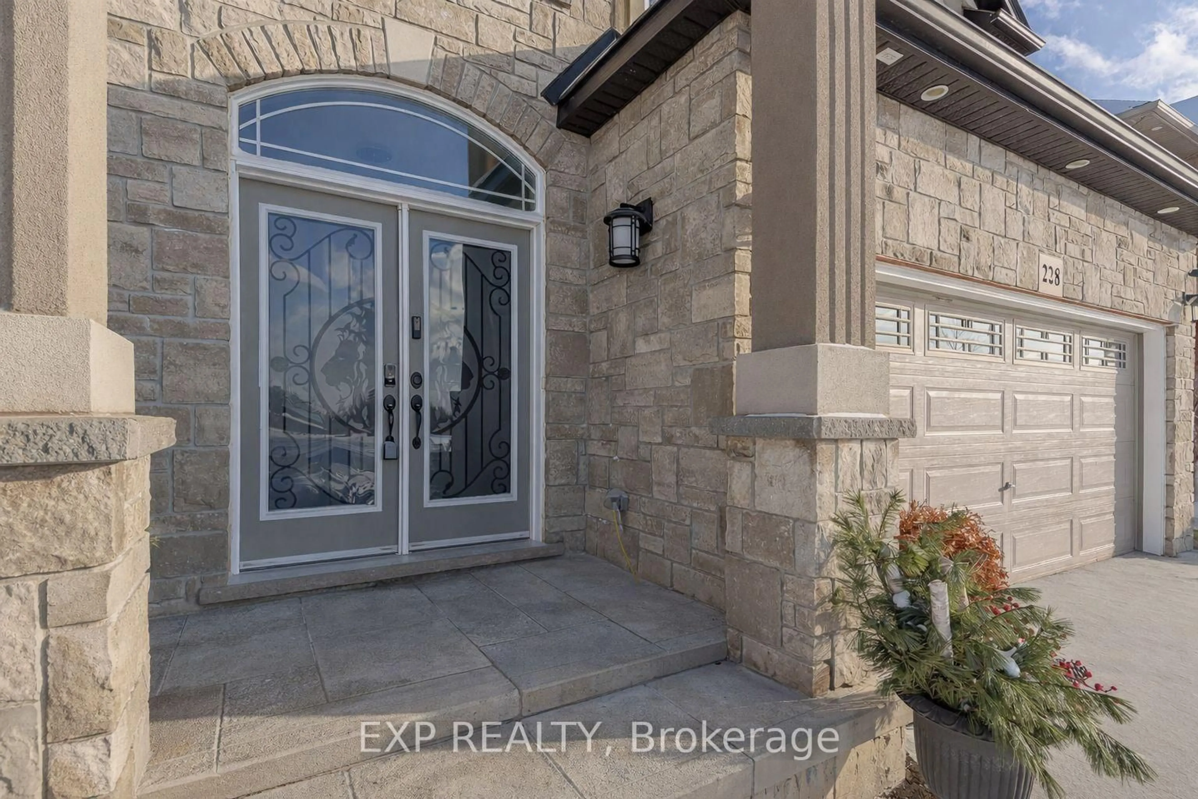 Indoor entryway for 228 Greti Dr, Hamilton Ontario L9B 0H5