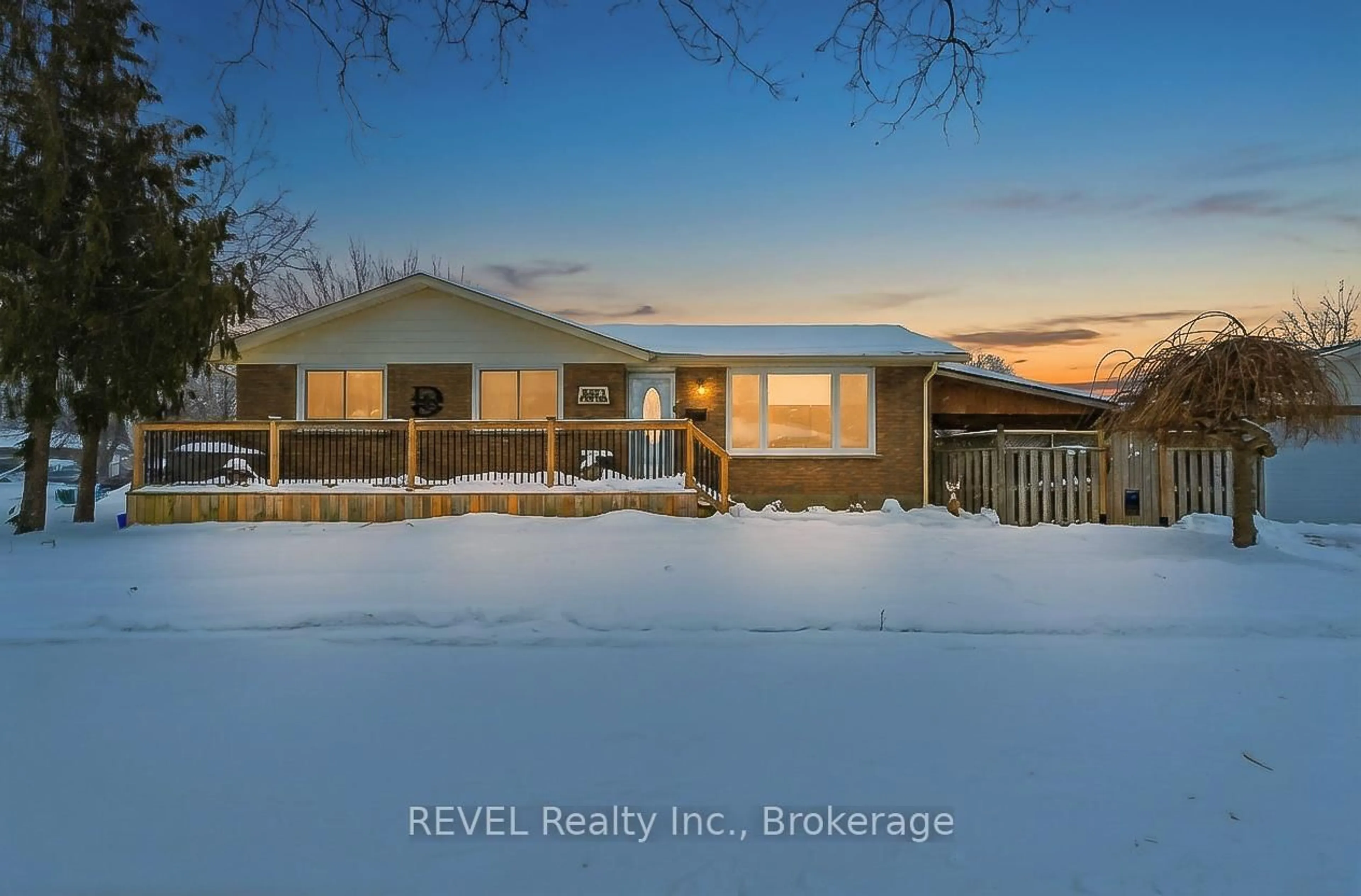 A pic from outside/outdoor area/front of a property/back of a property/a pic from drone, water/lake/river/ocean view for 8257 Post Rd, Niagara Falls Ontario L2H 2E5