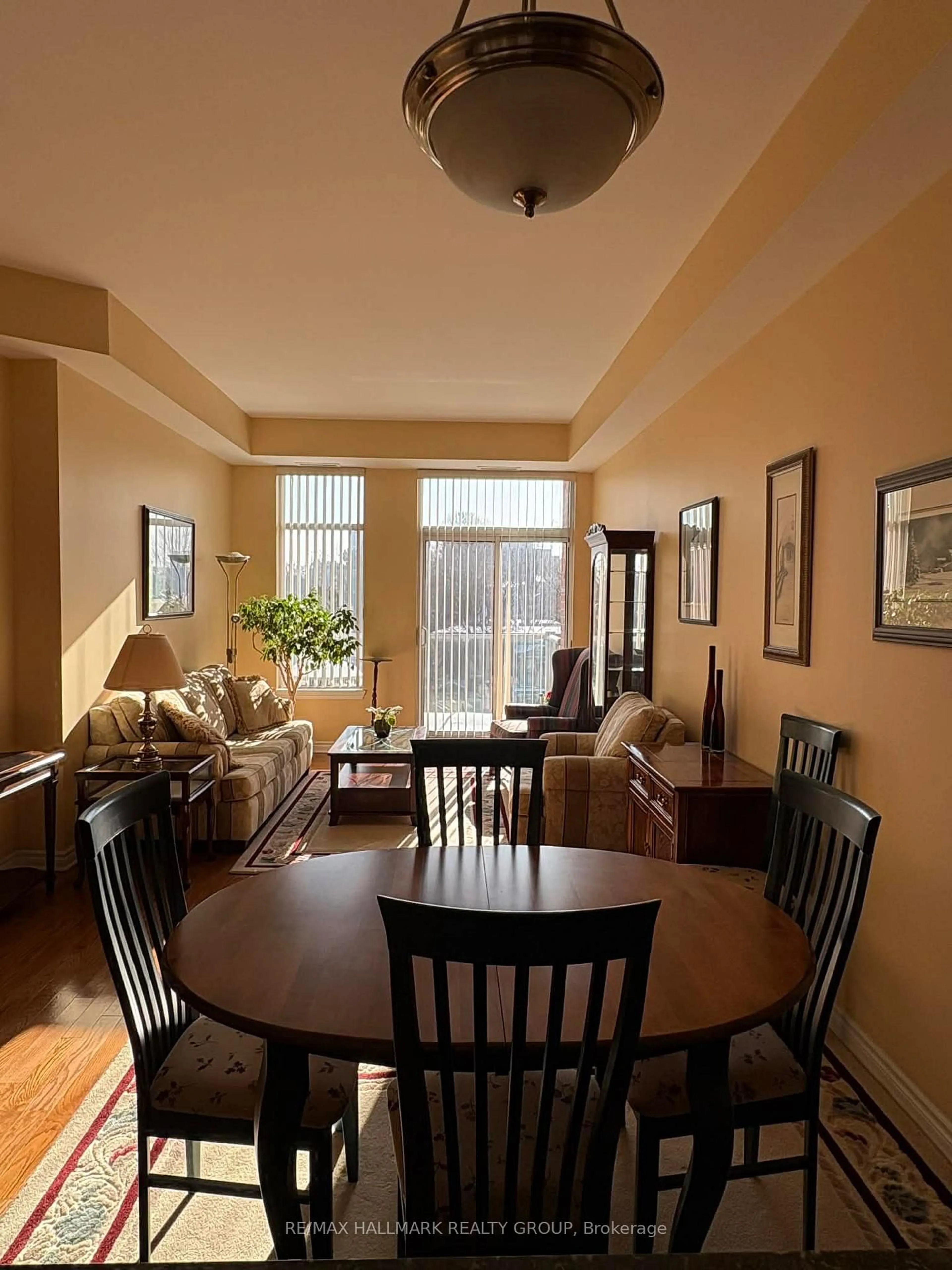 Dining room, wood/laminate floor for 205 Bolton St #401, Ottawa Ontario K1N 1K7
