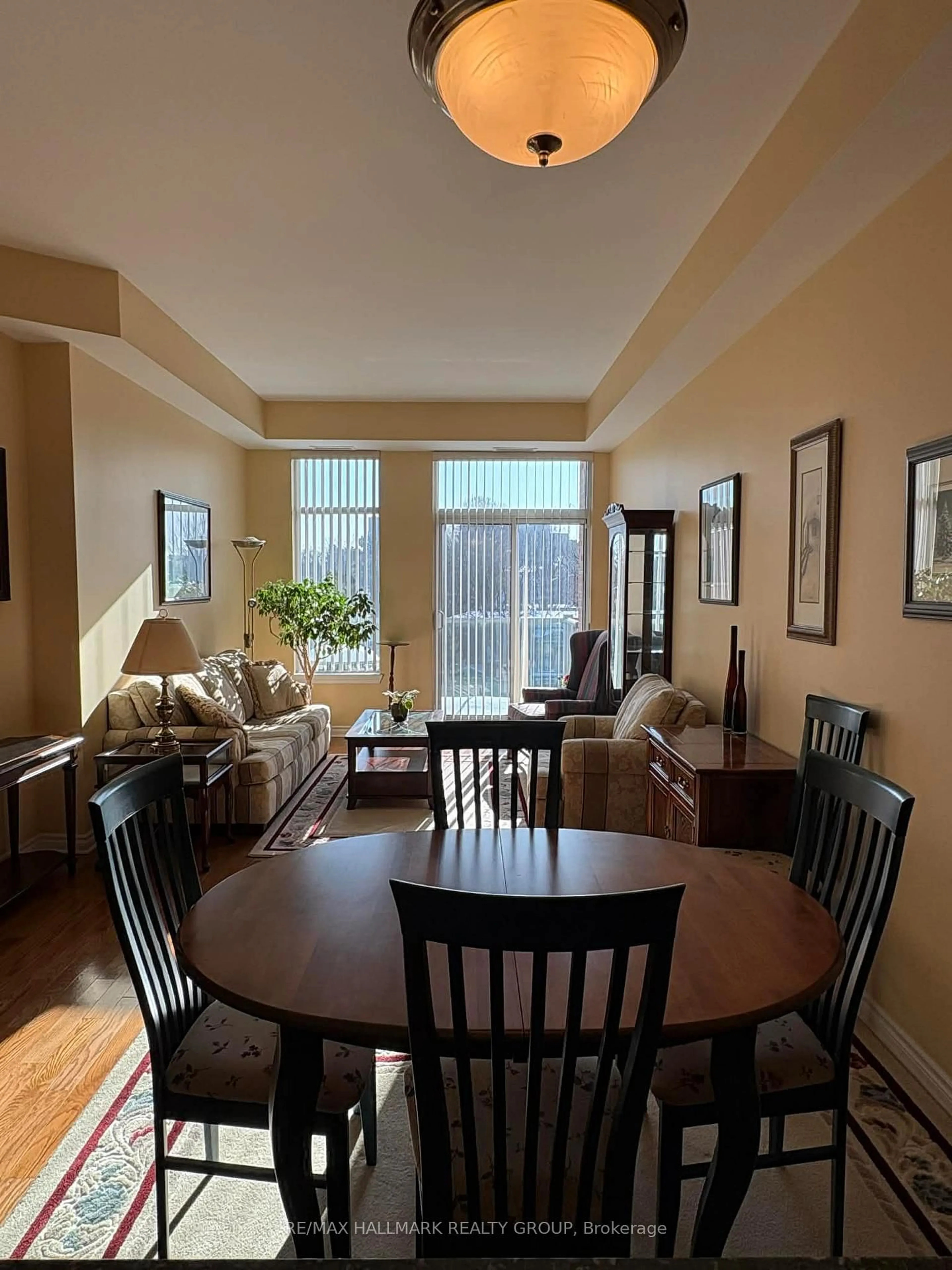 Dining room, wood/laminate floor for 205 Bolton St #401, Ottawa Ontario K1N 1K7