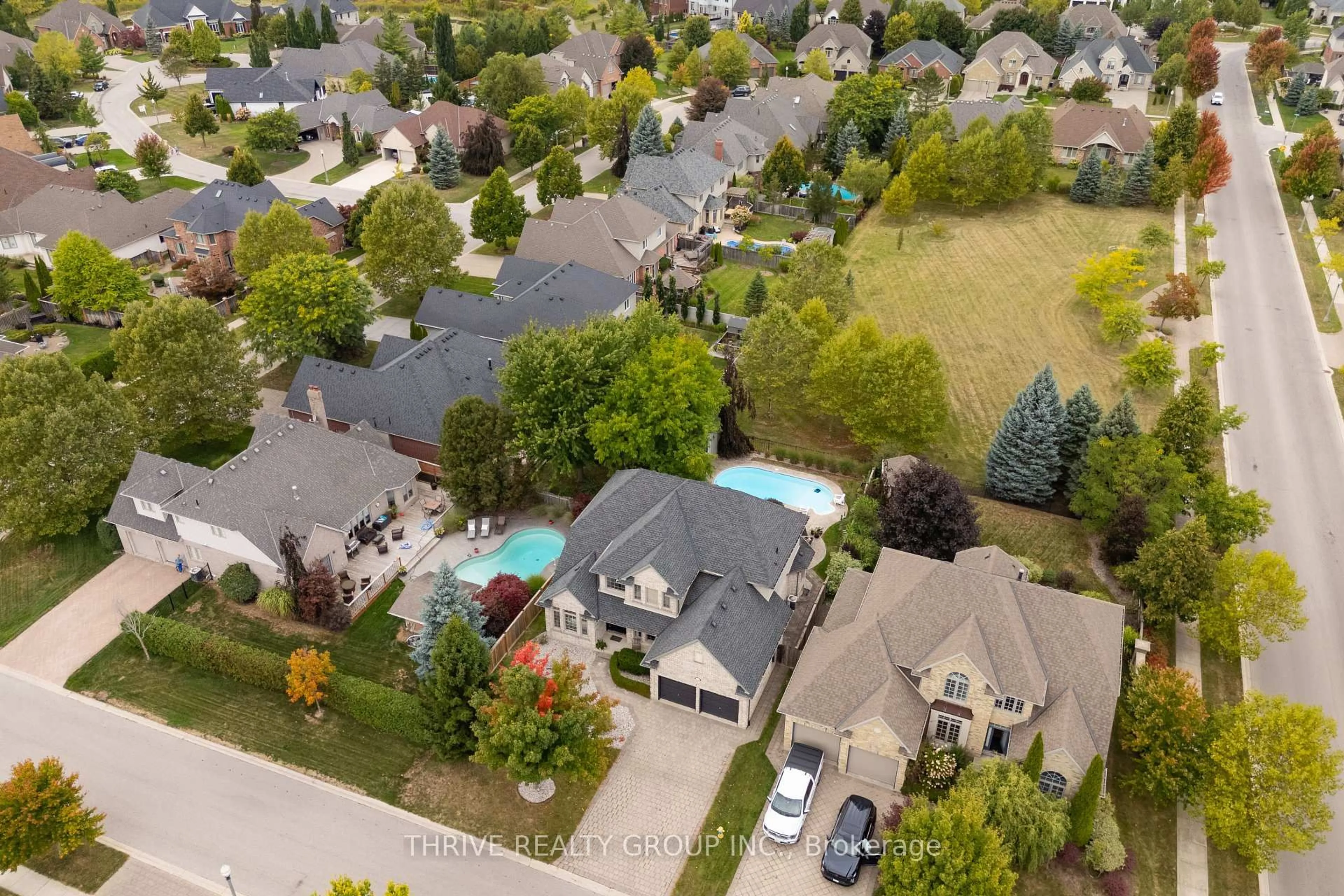 A pic from outside/outdoor area/front of a property/back of a property/a pic from drone, street for 320 Rivertrace Clse, London North Ontario N6G 5J8