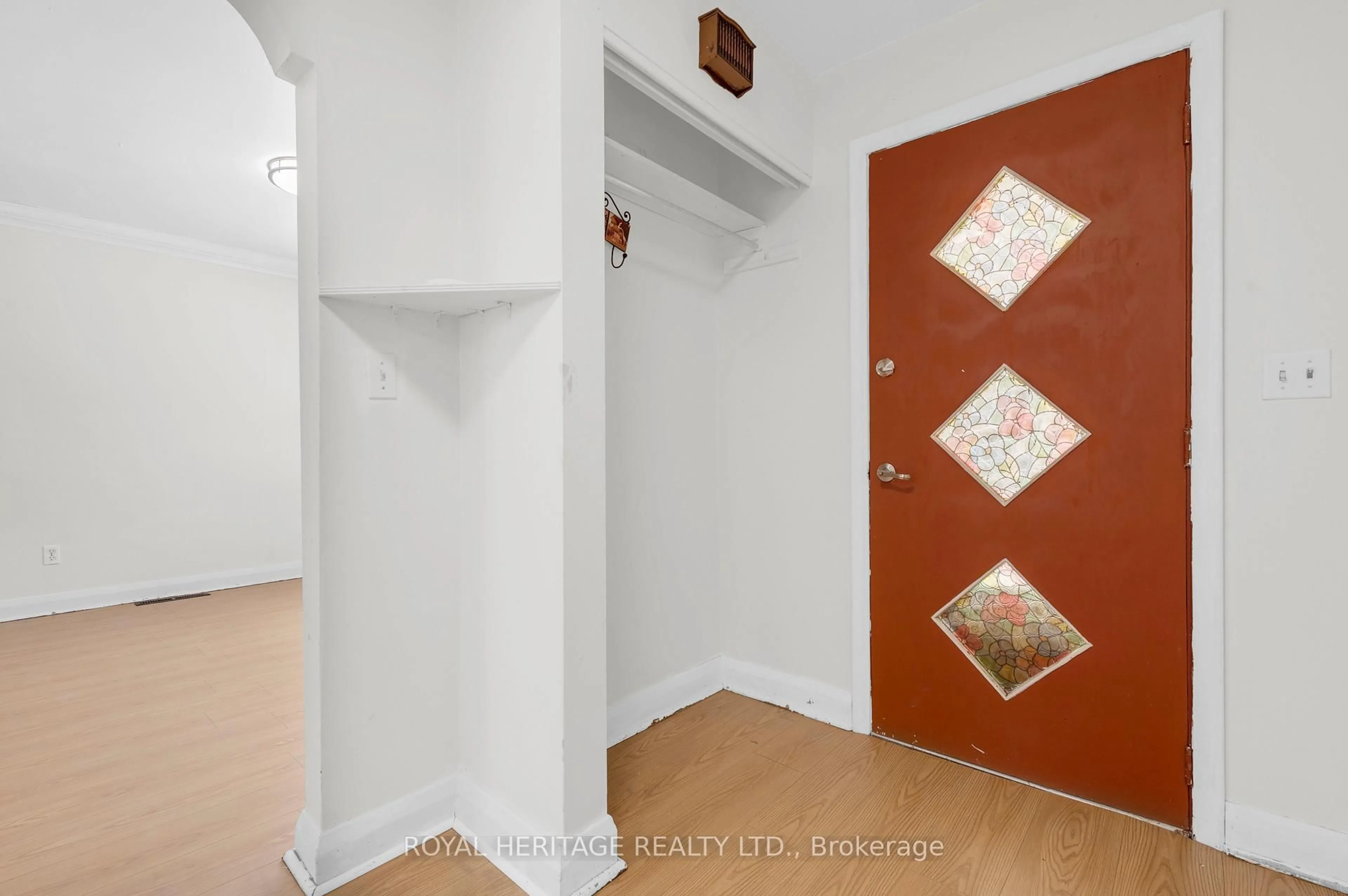 Indoor foyer for 5 Meade St, Brighton Ontario K0K 1H0