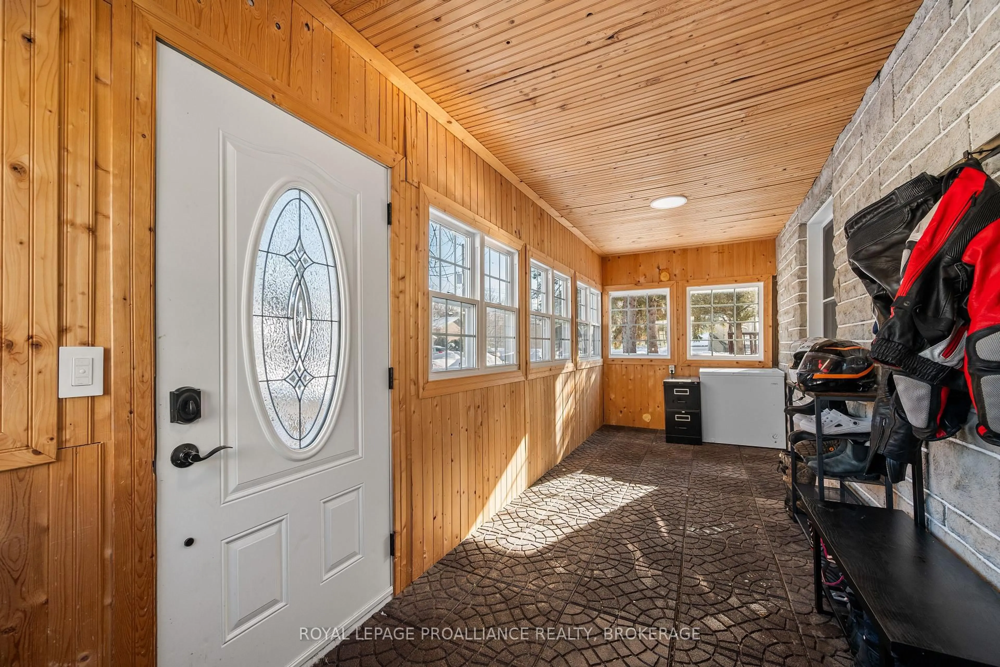 Indoor entryway for 40 Elm St, Gananoque Ontario K7G 2S7