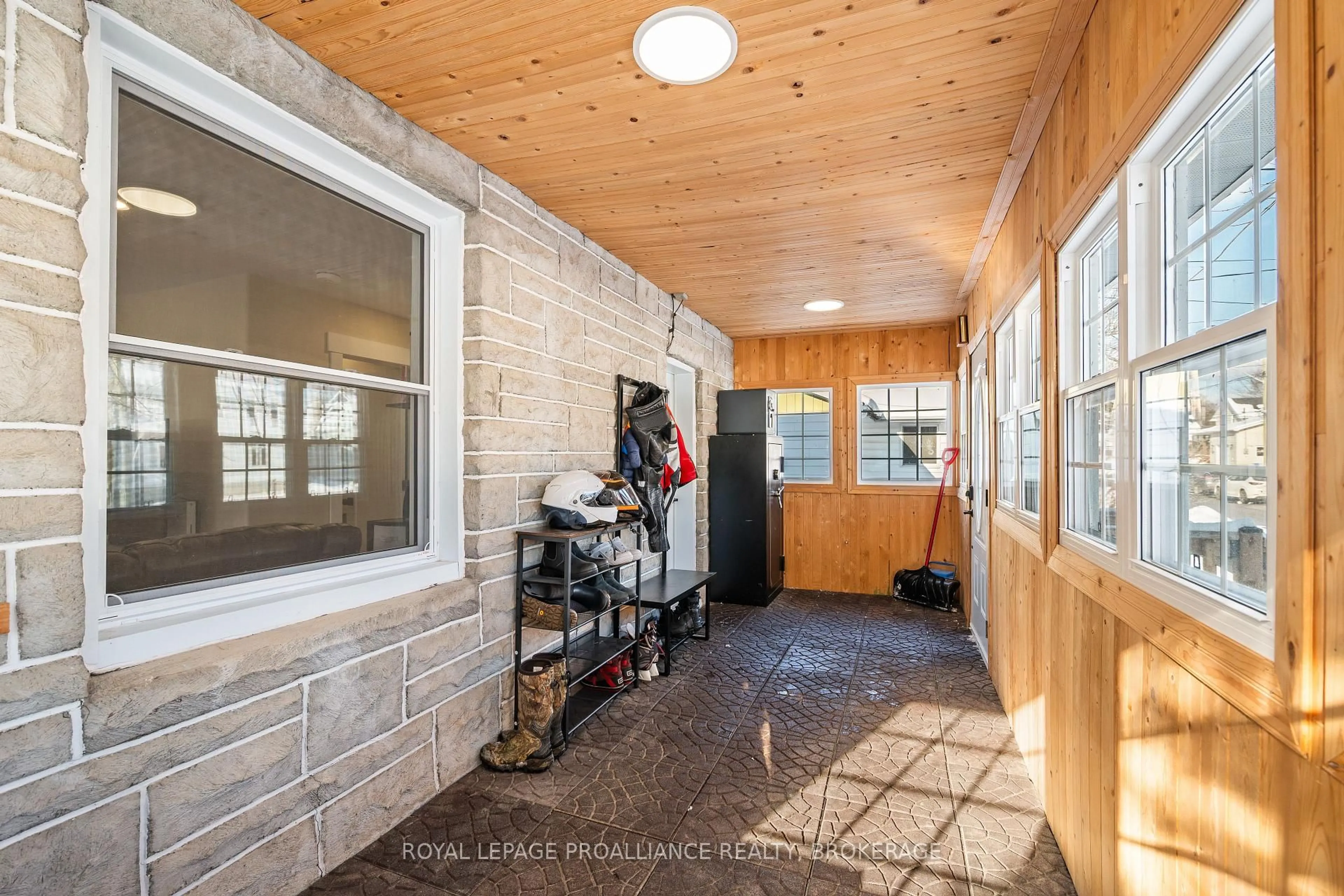 Indoor entryway for 40 Elm St, Gananoque Ontario K7G 2S7
