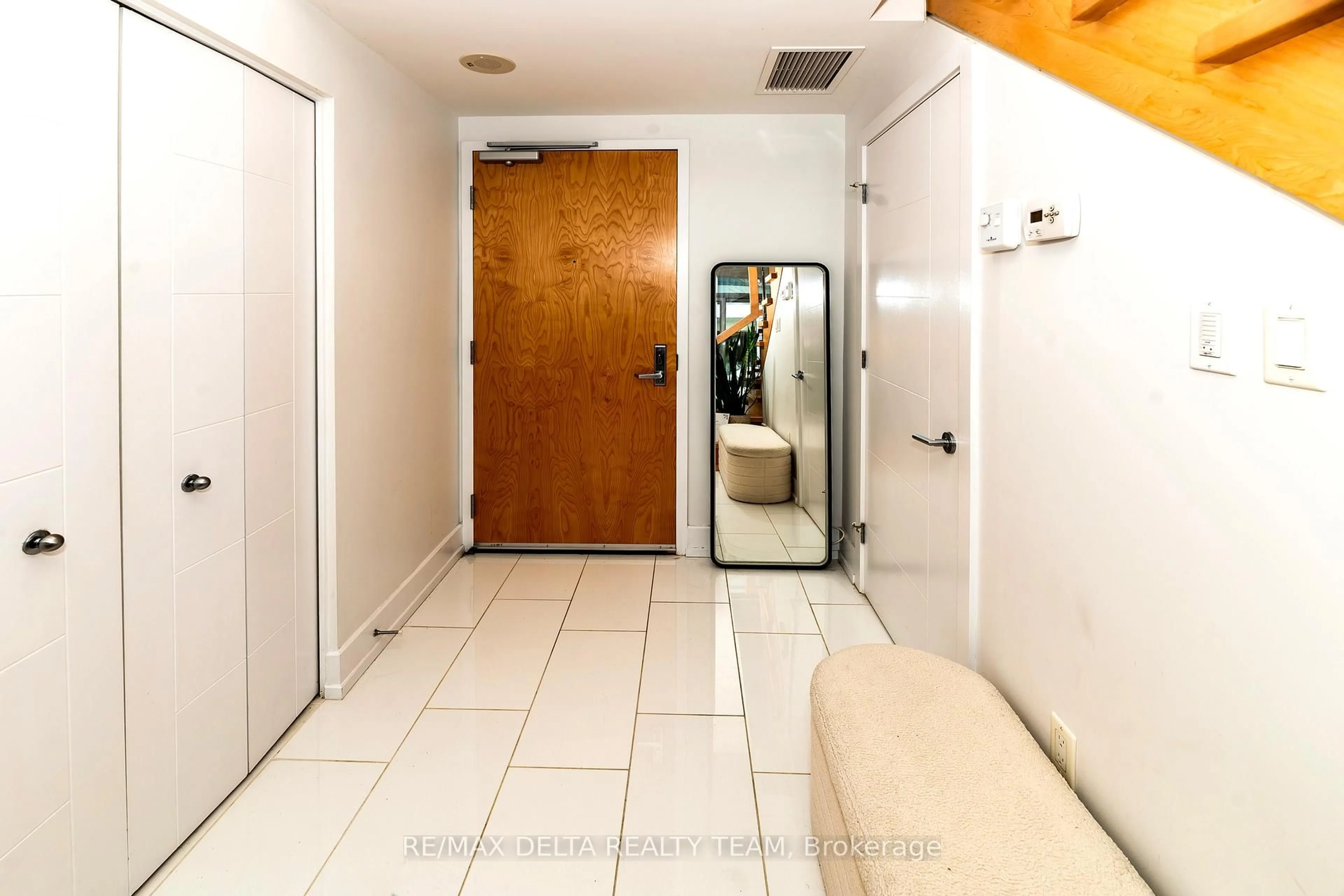 Indoor entryway for 197 Lisgar St #202, Ottawa Ontario K2P 0C3