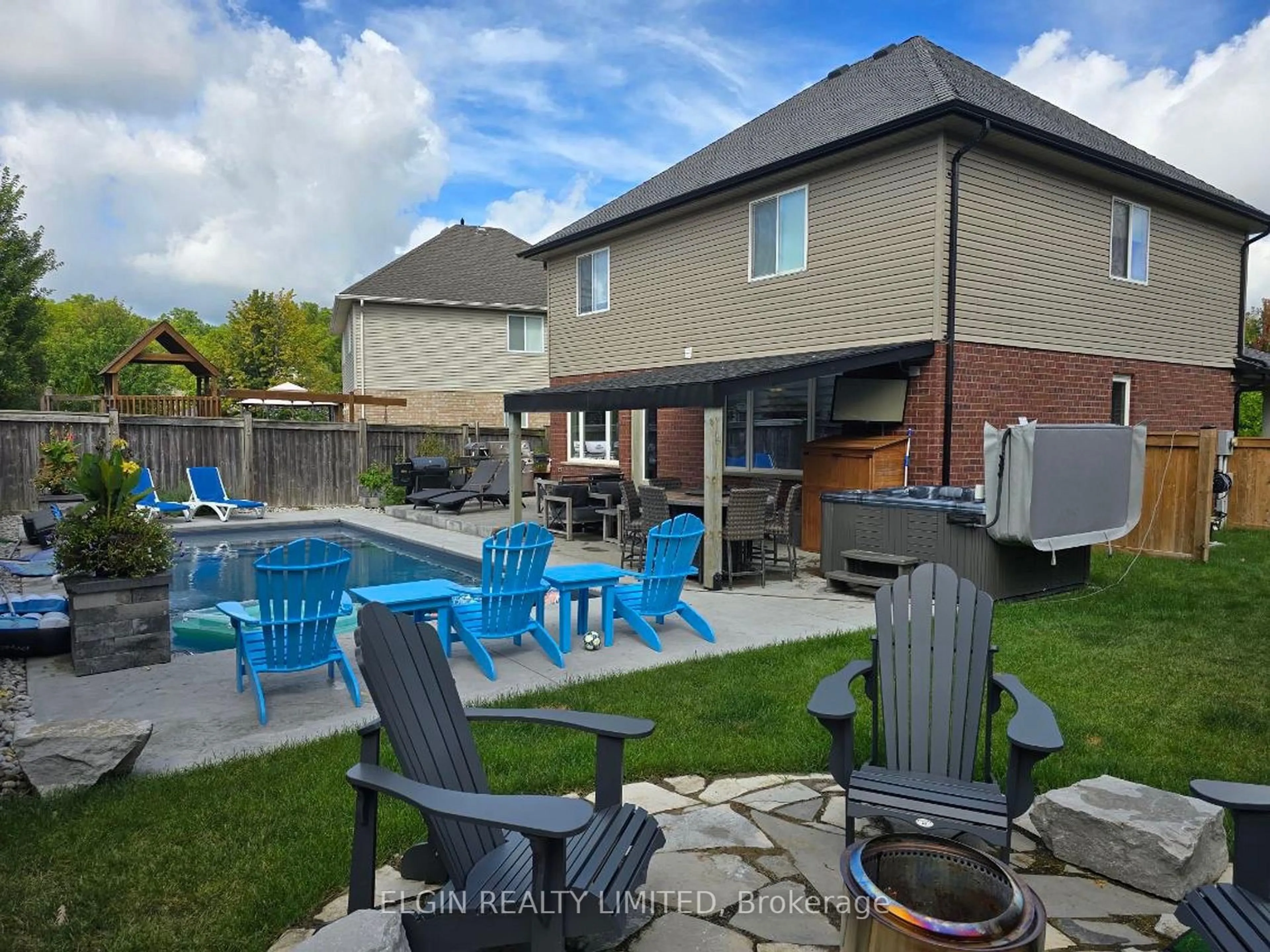 Patio, street for 10 Kingfisher Crt, St. Thomas Ontario N5R 6L8