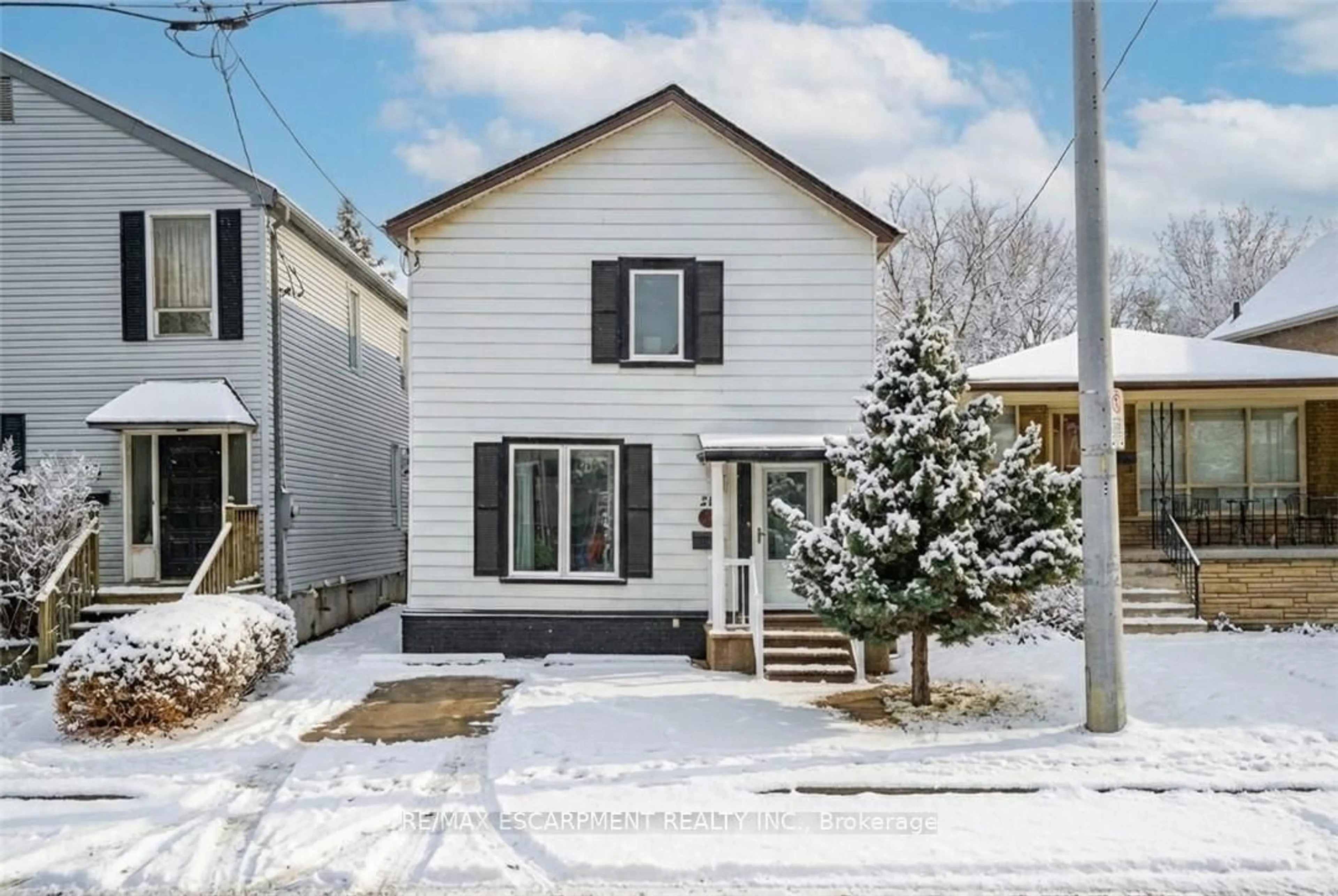 Home with vinyl exterior material, street for 21 Chatham St, Hamilton Ontario L8P 2B3