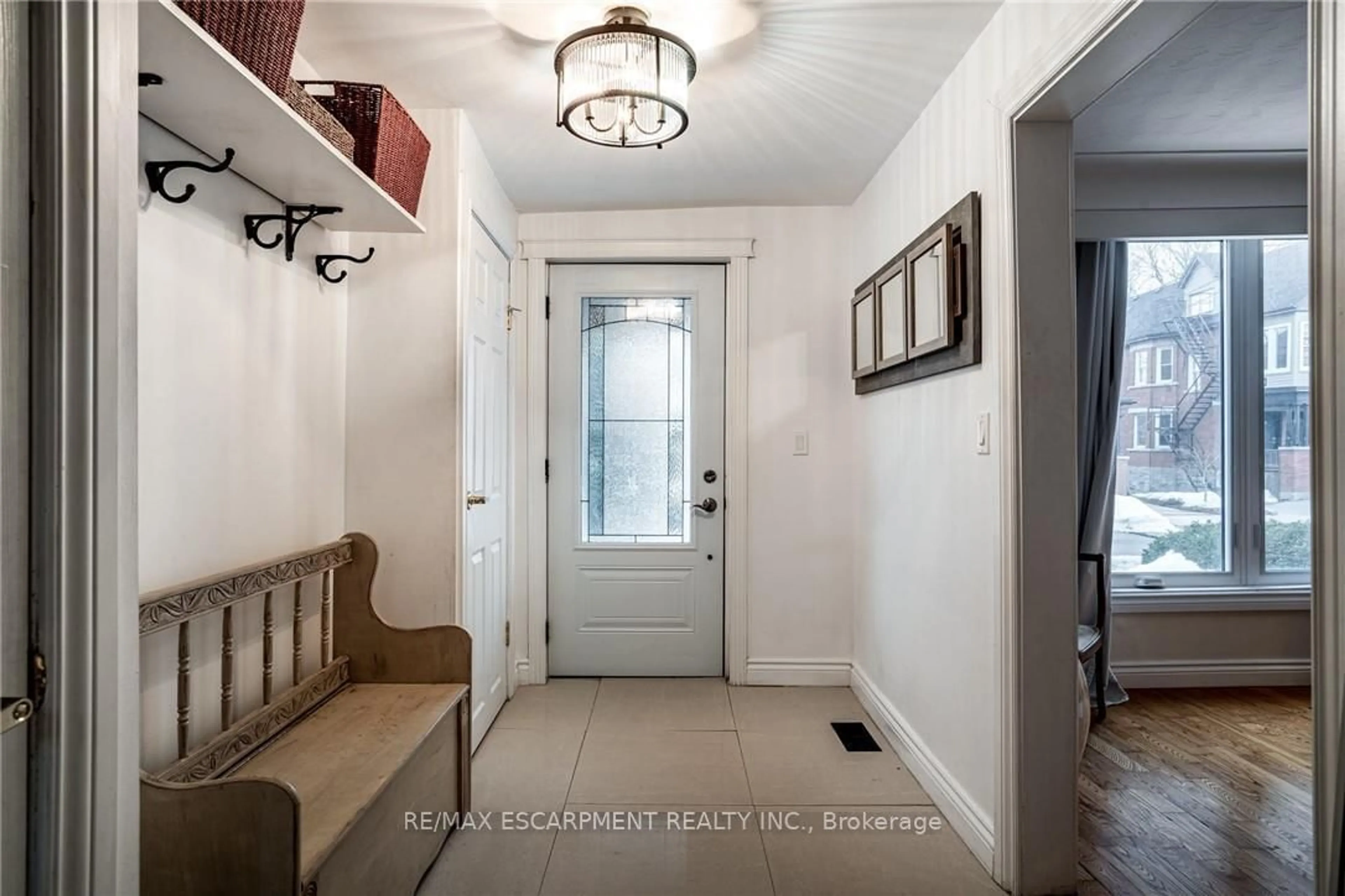 Indoor entryway for 21 Chatham St, Hamilton Ontario L8P 2B3