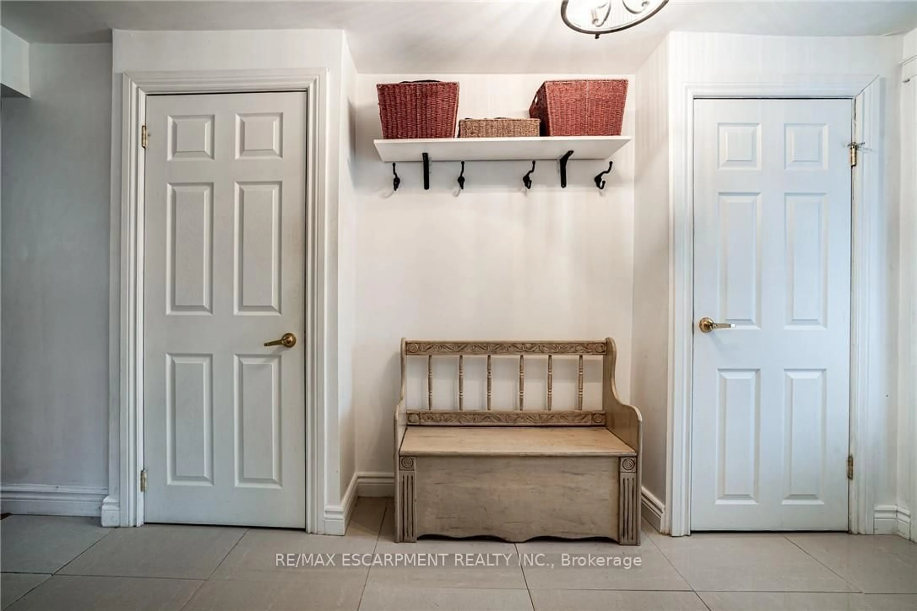 Indoor entryway for 21 Chatham St, Hamilton Ontario L8P 2B3