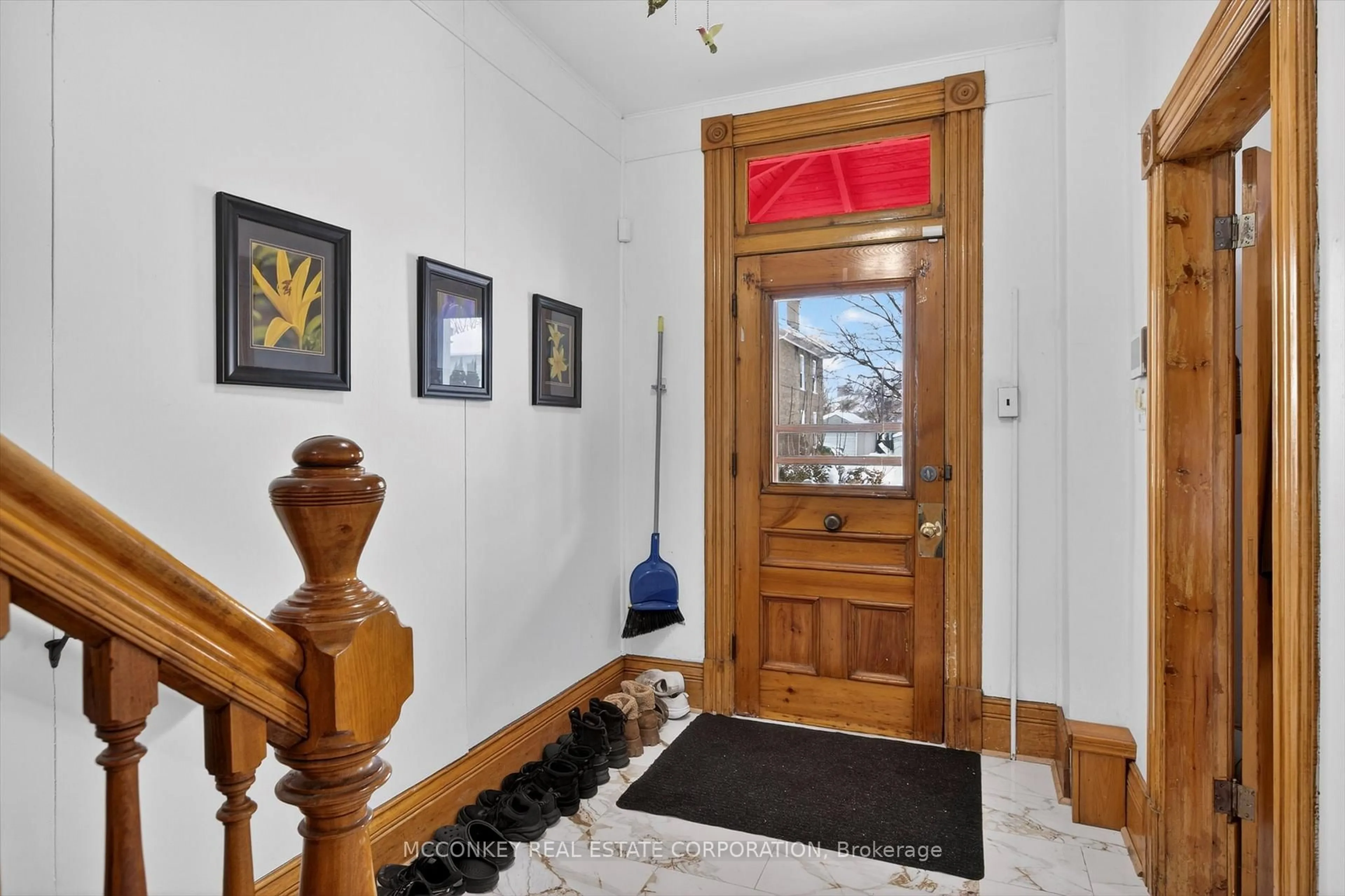 Indoor foyer for 507 Stewart St, Peterborough Ontario K9H 4B7