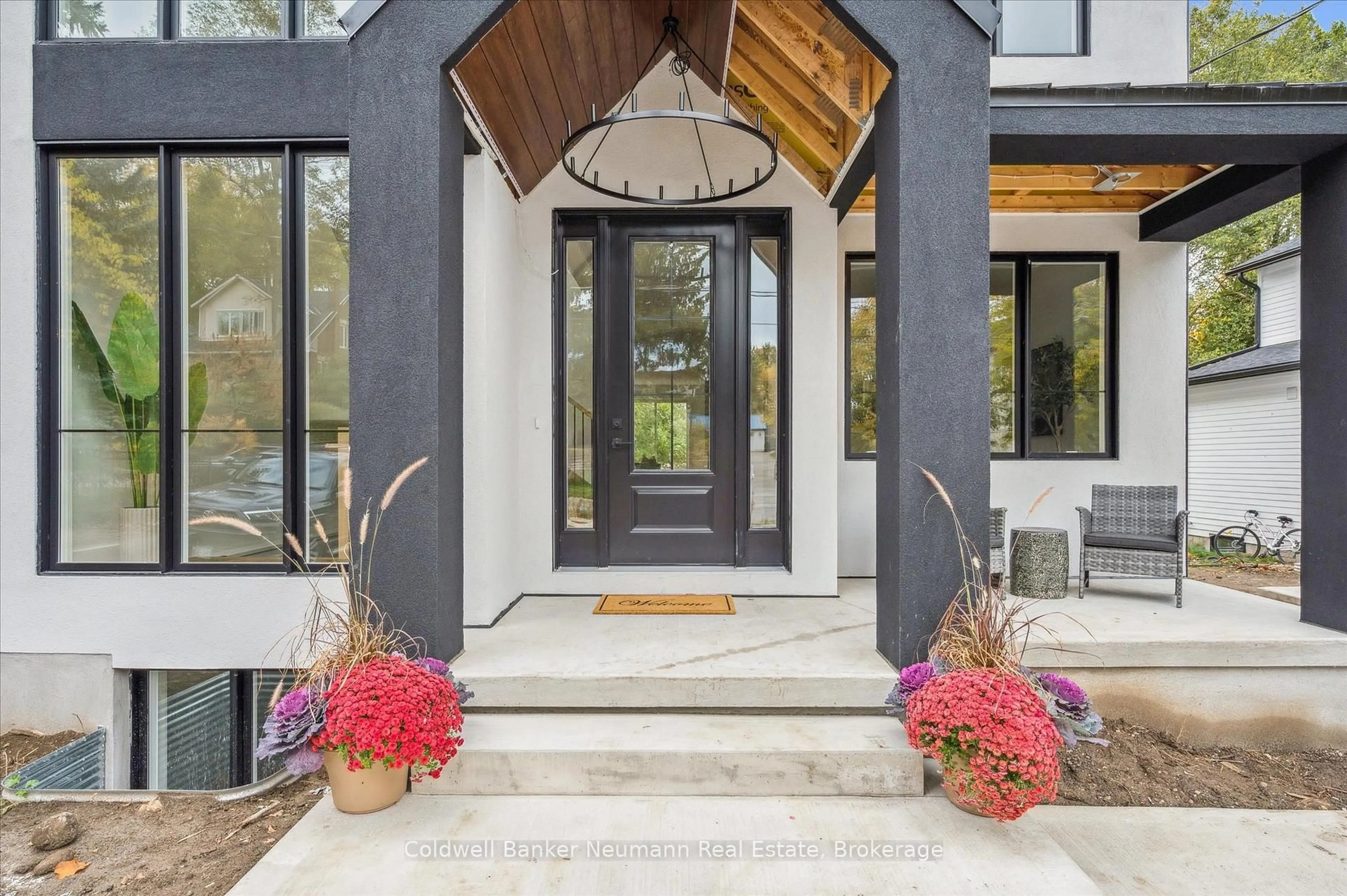 Indoor entryway for 126 Oxford St, Guelph Ontario N1H 2M7