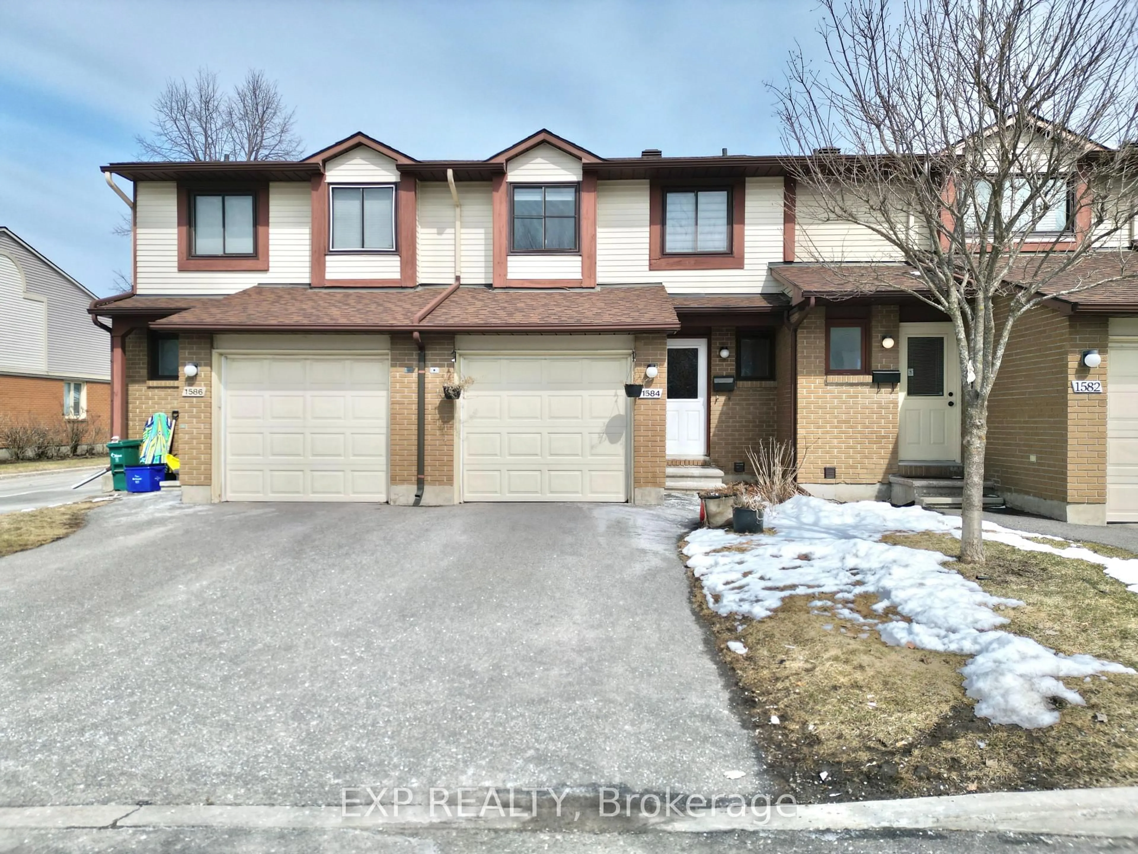 A pic from outside/outdoor area/front of a property/back of a property/a pic from drone, street for 1584 Hoskins Cres, Orleans Ontario K4A 2J1