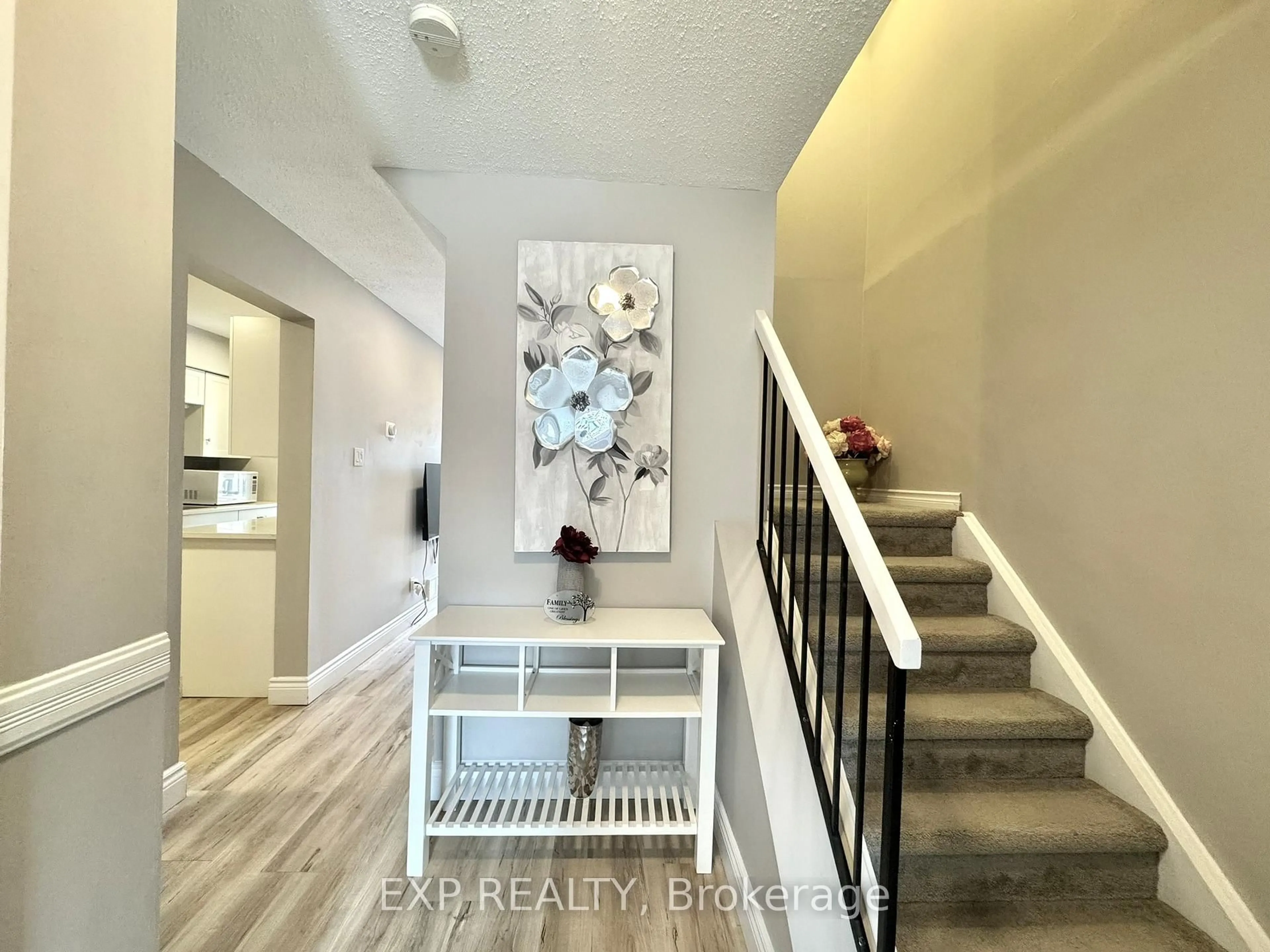 Indoor entryway for 1584 Hoskins Cres, Orleans Ontario K4A 2J1