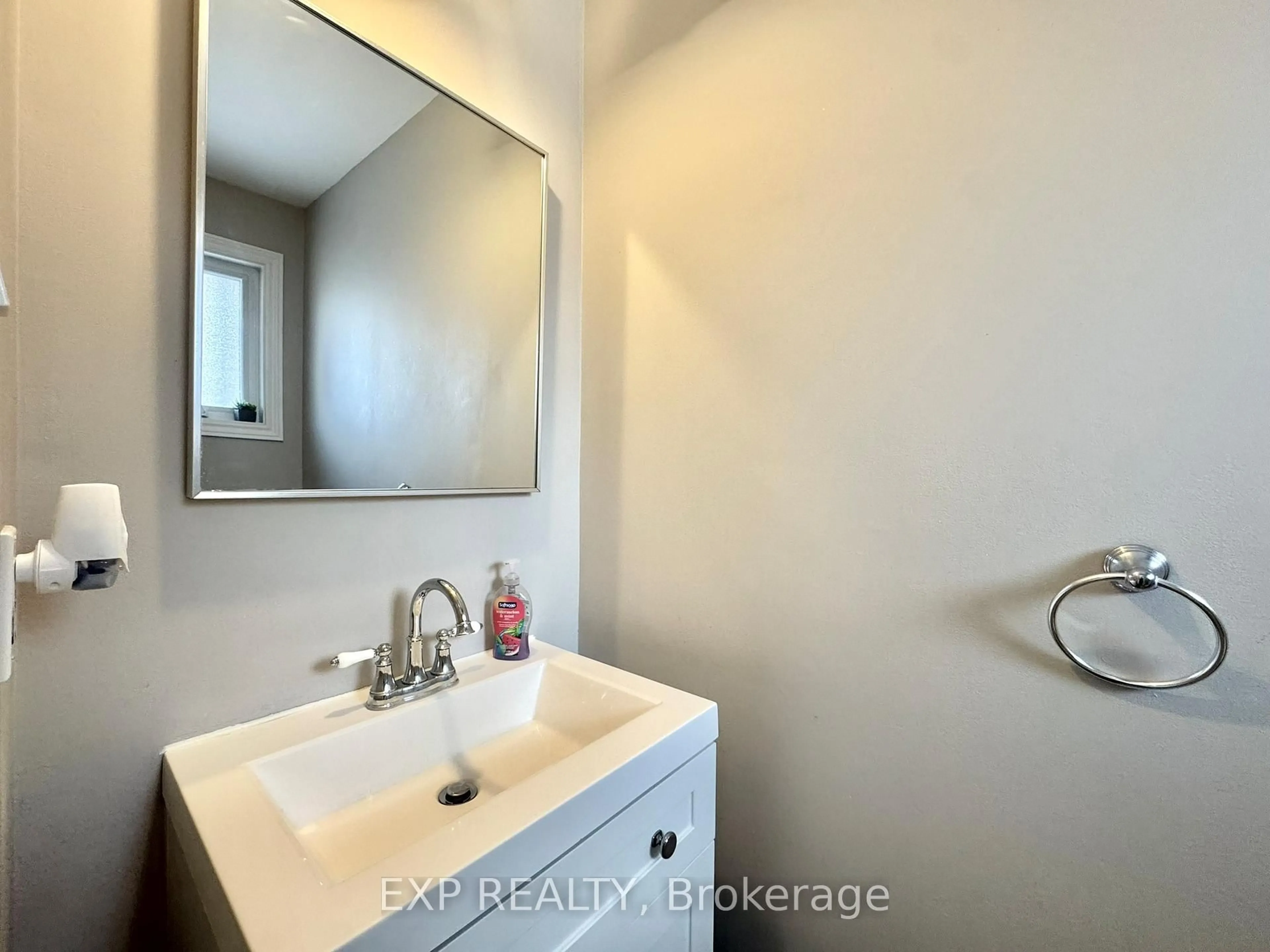 Standard bathroom, unknown for 1584 Hoskins Cres, Orleans Ontario K4A 2J1