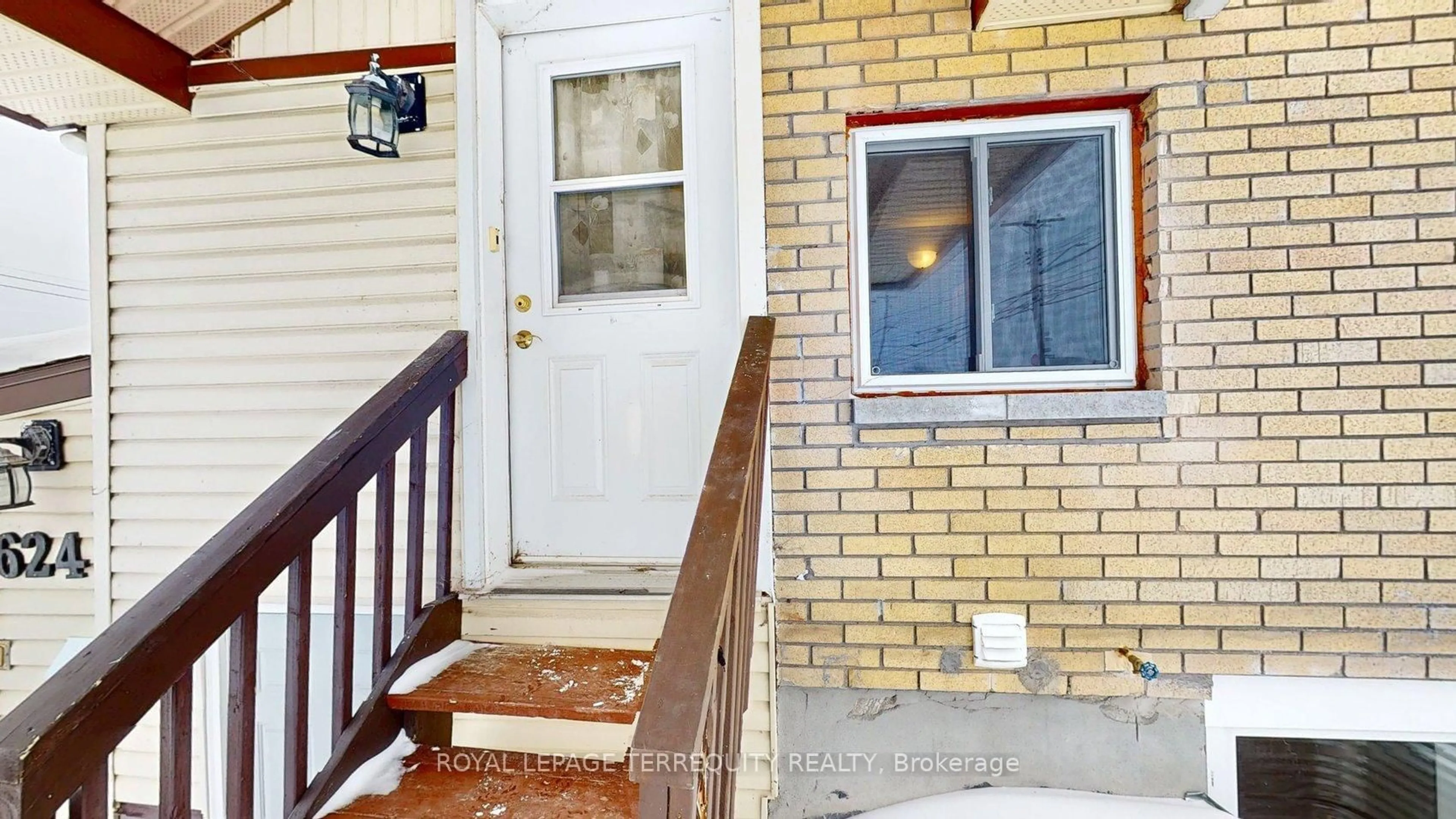 Indoor entryway for 624 Stockdale Rd, North Bay Ontario P1B 6L2