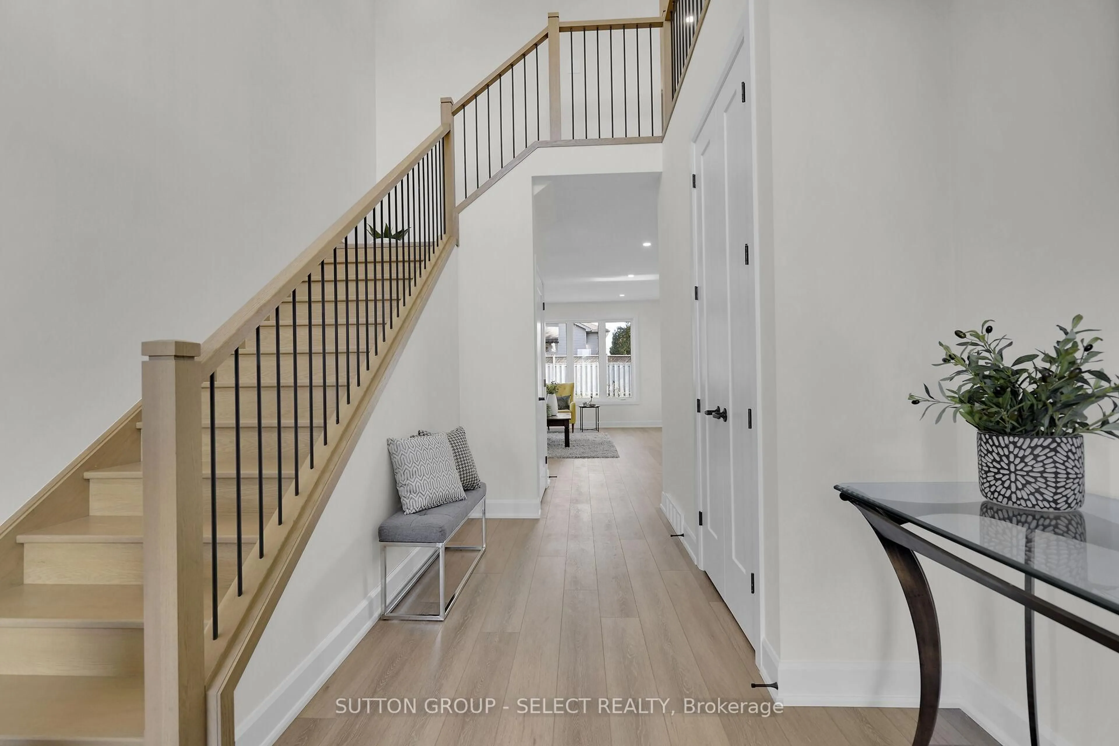 Indoor entryway for 40 LUCAS Rd, St. Thomas Ontario N5R 0M1