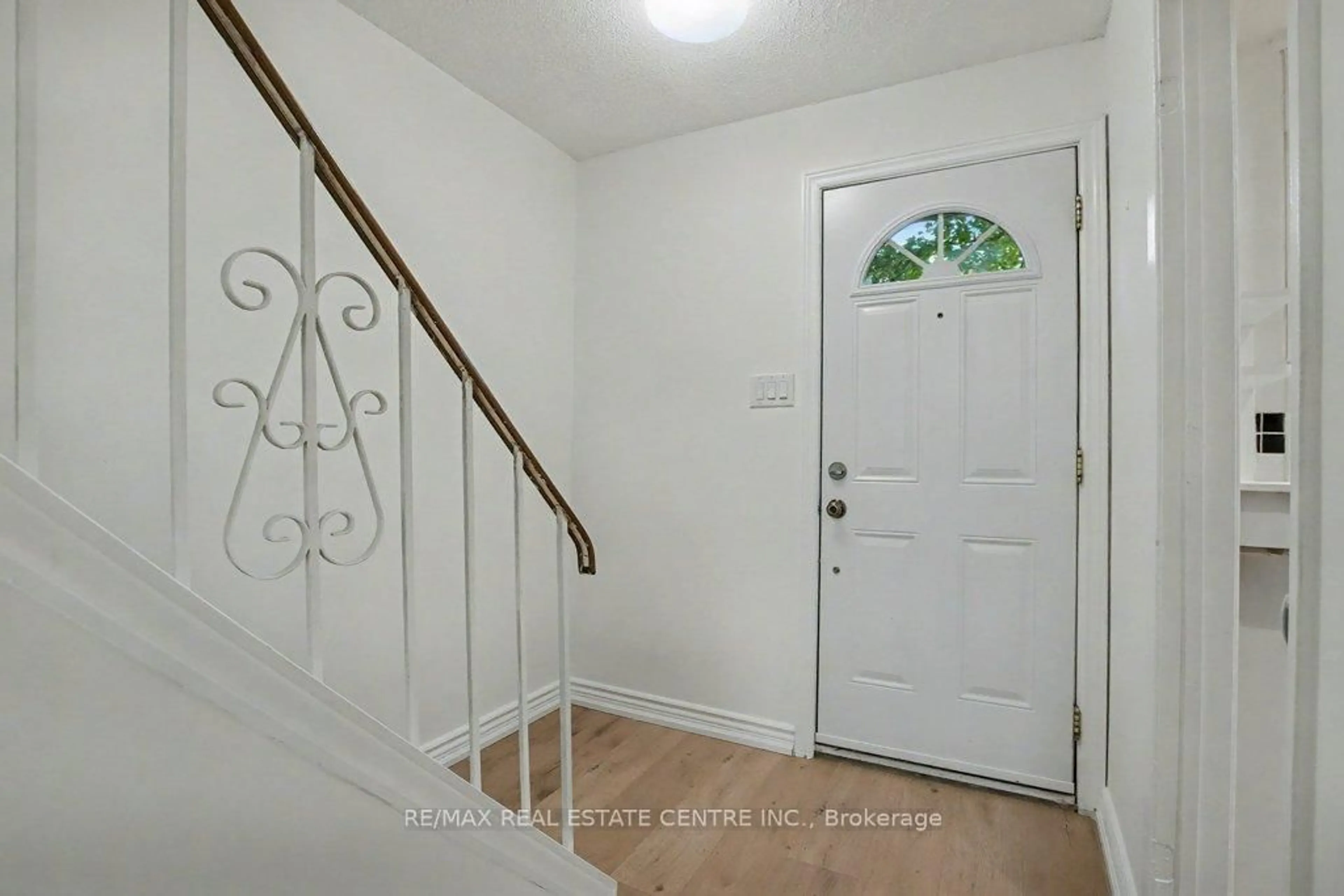 Indoor entryway for 25 Upper Canada Dr #17, Kitchener Ontario N2P 1G2