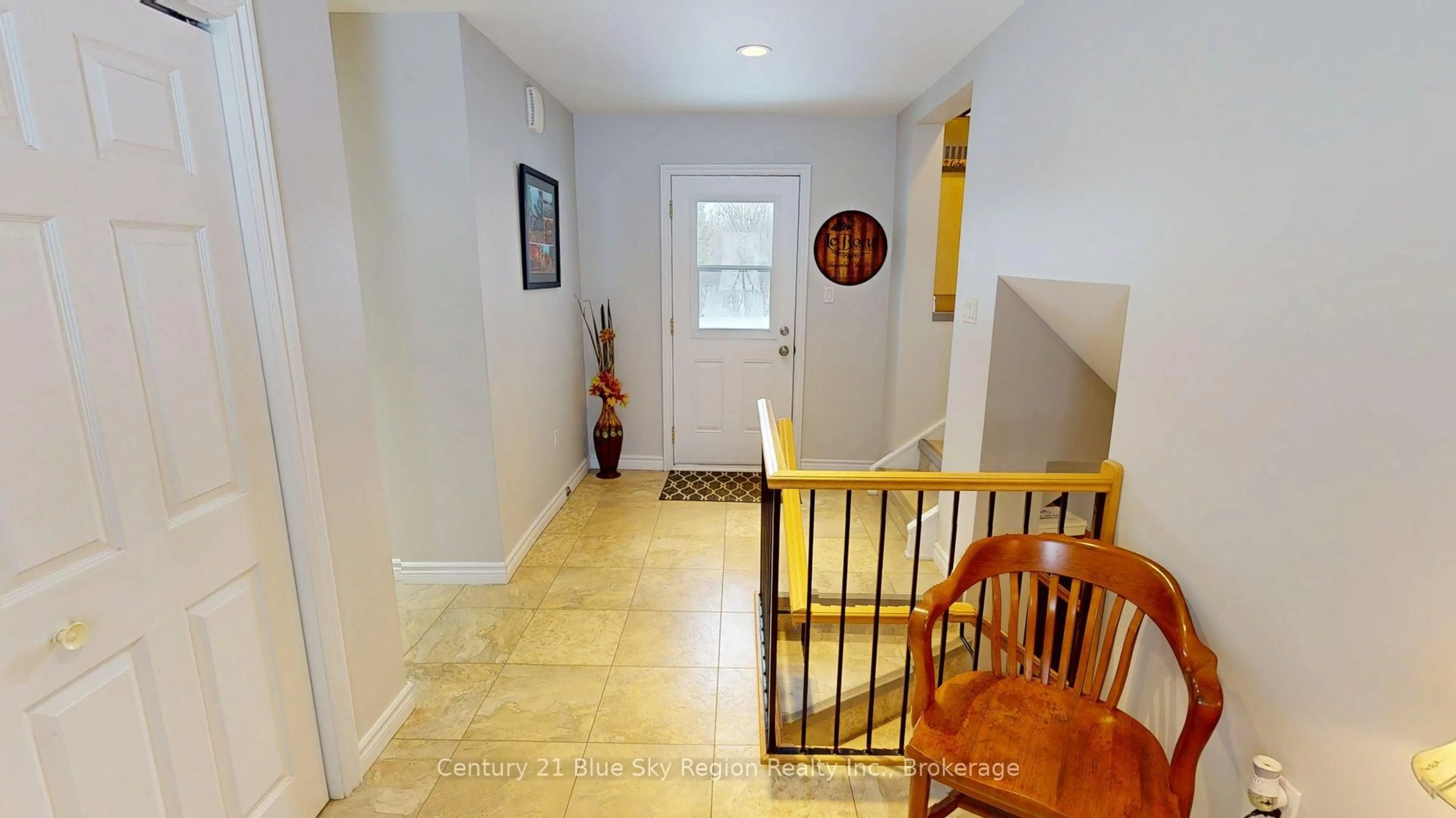 Indoor foyer for 36 Nichols St, Callander Ontario P0H 1H0