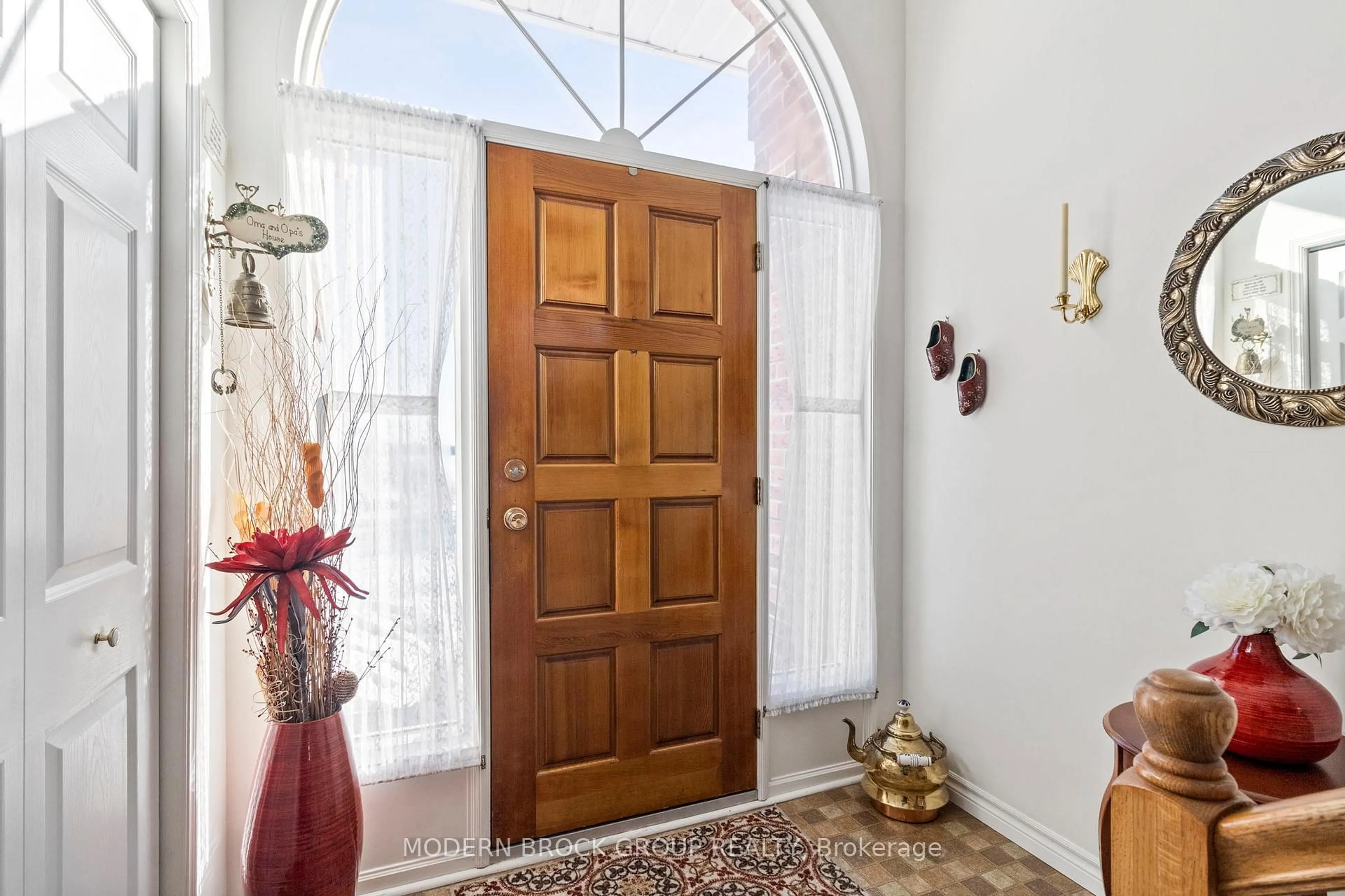 Indoor entryway for 24 Bernard Cres, Augusta Ontario K0E 1P0