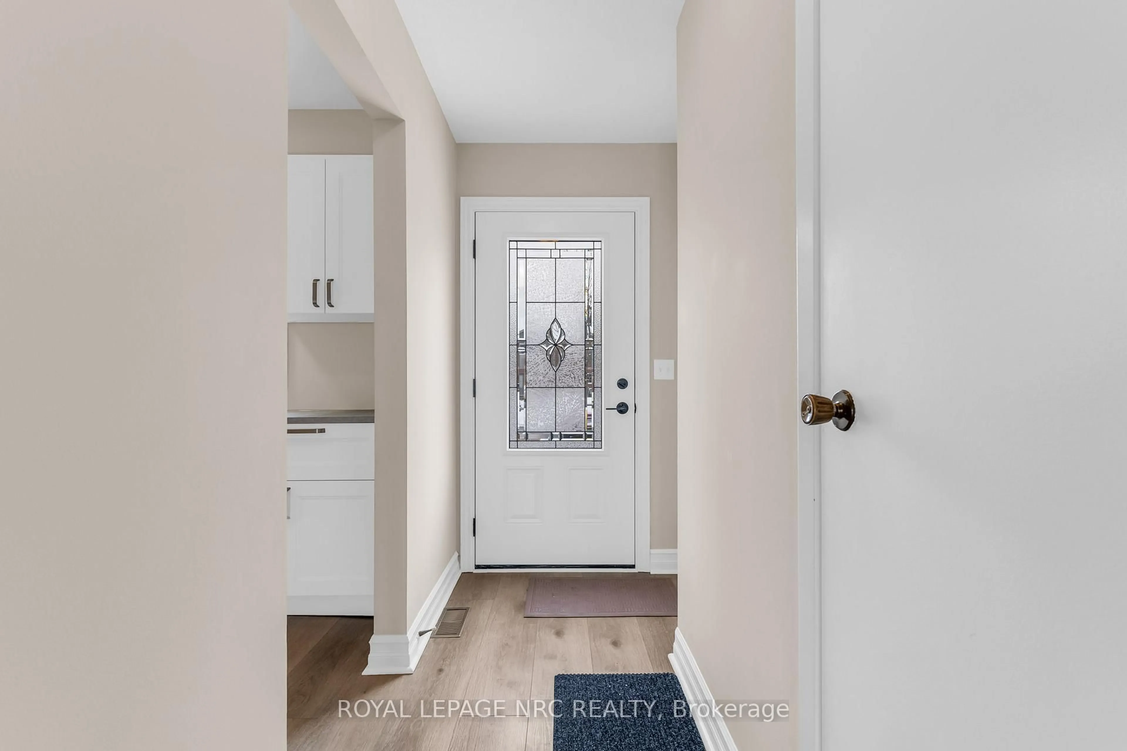 Indoor entryway for 110 Silvan Dr #20, Welland Ontario L3C 6Z5