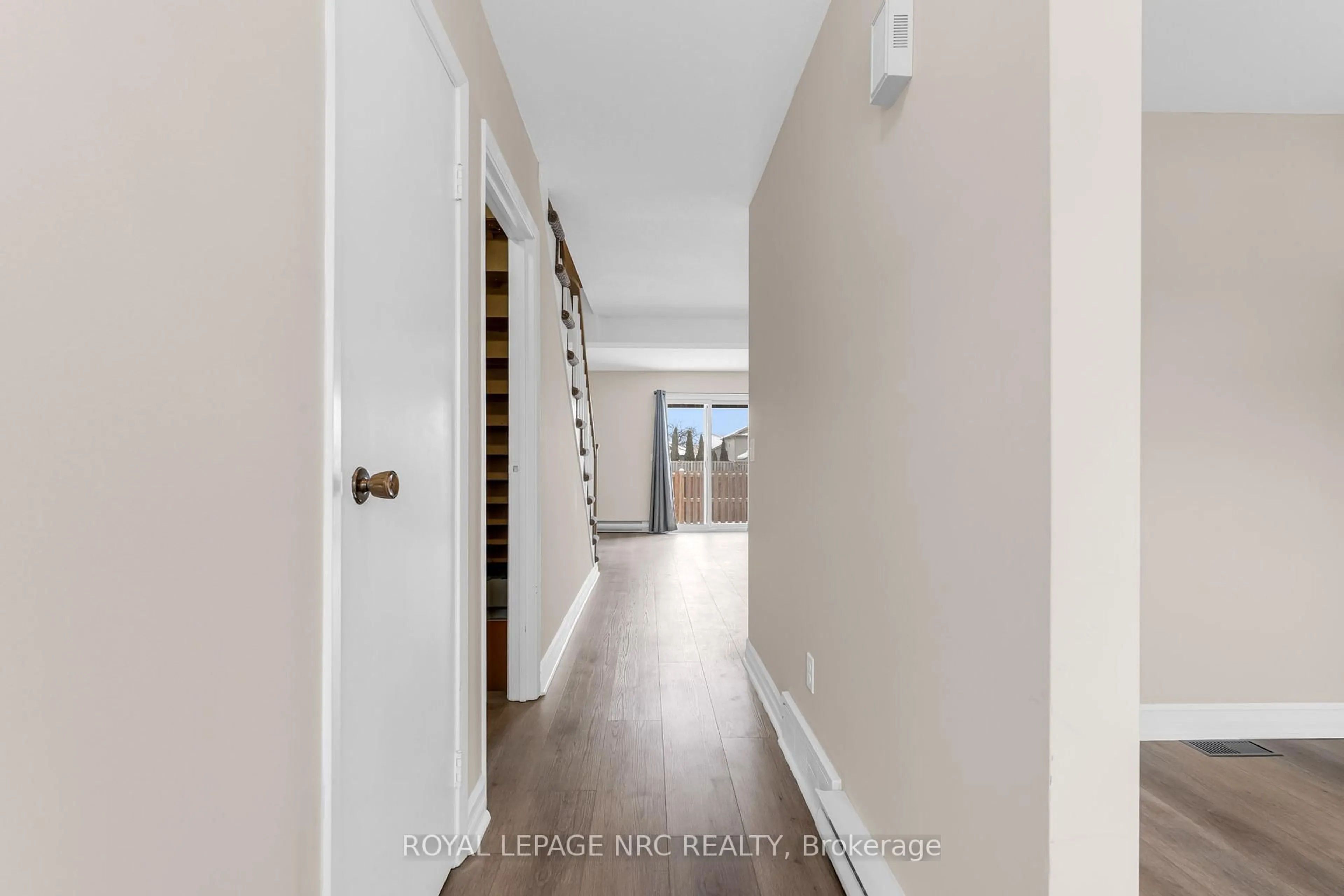 Indoor entryway for 110 Silvan Dr #20, Welland Ontario L3C 6Z5