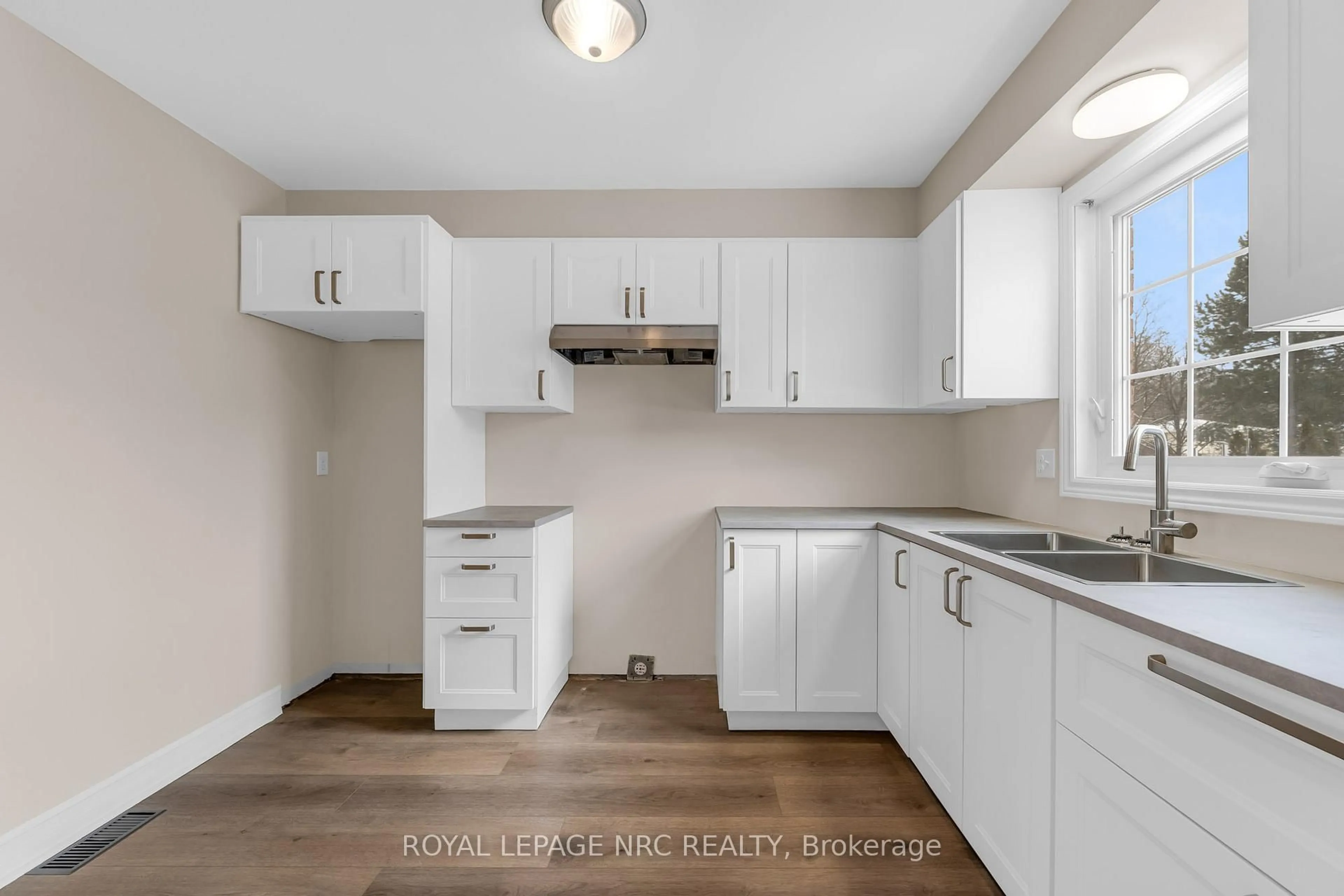 Standard kitchen, unknown for 110 Silvan Dr #20, Welland Ontario L3C 6Z5