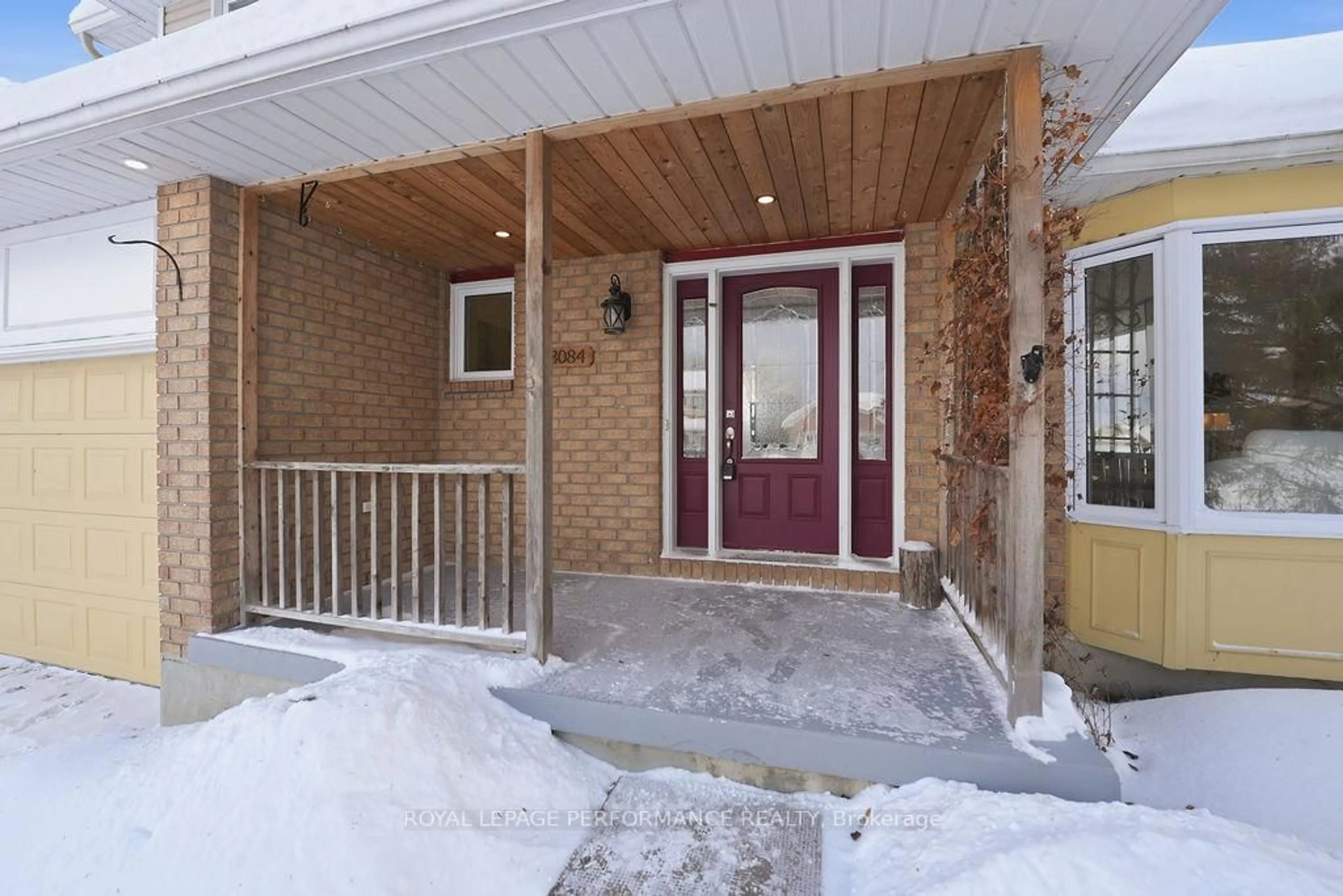 Indoor entryway for 3084 Lemay Circ, Clarence-Rockland Ontario K4K 1A9