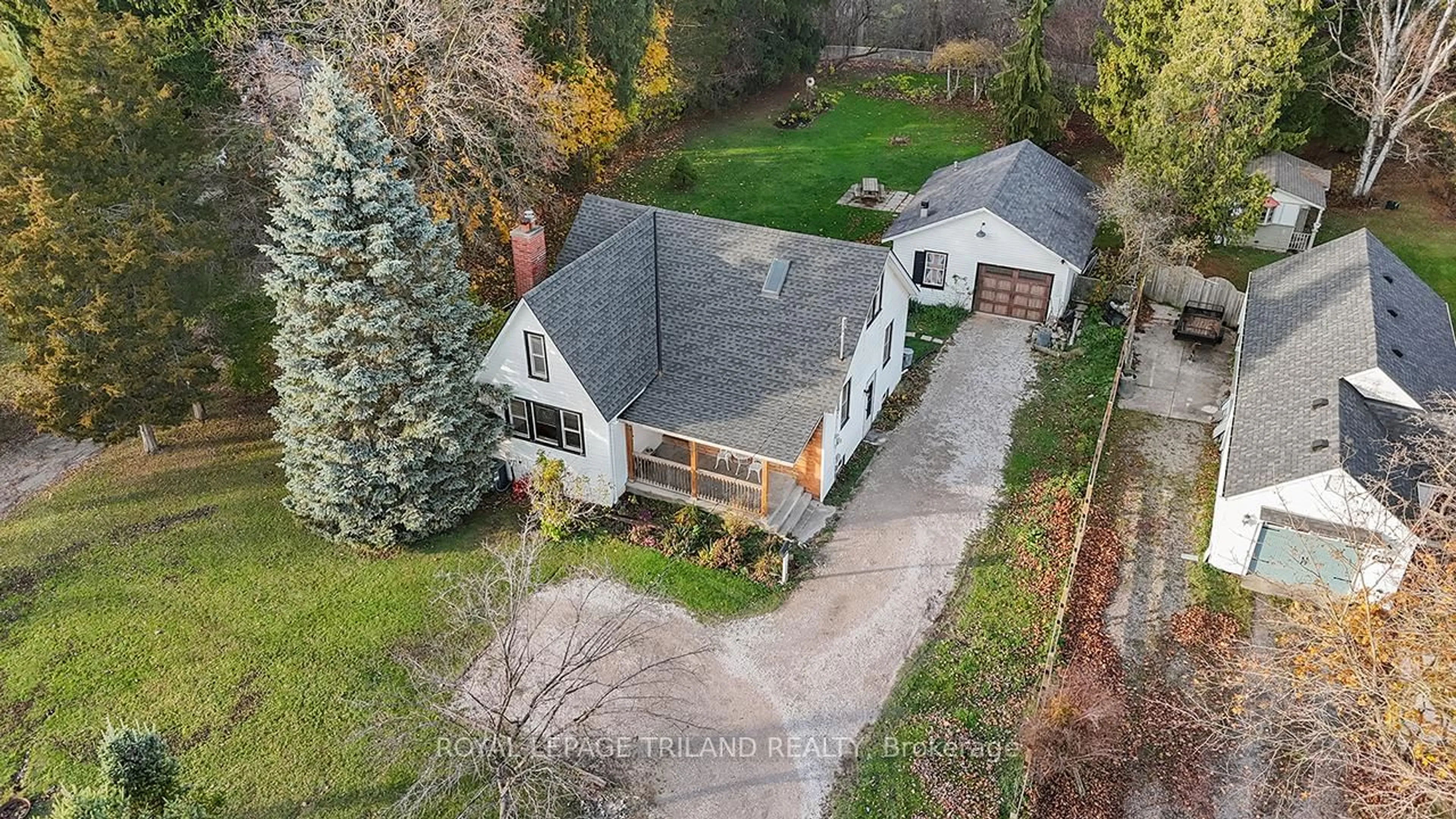 A pic from outside/outdoor area/front of a property/back of a property/a pic from drone, street for 1248 SOUTHDALE Rd, London South Ontario N6E 1B4