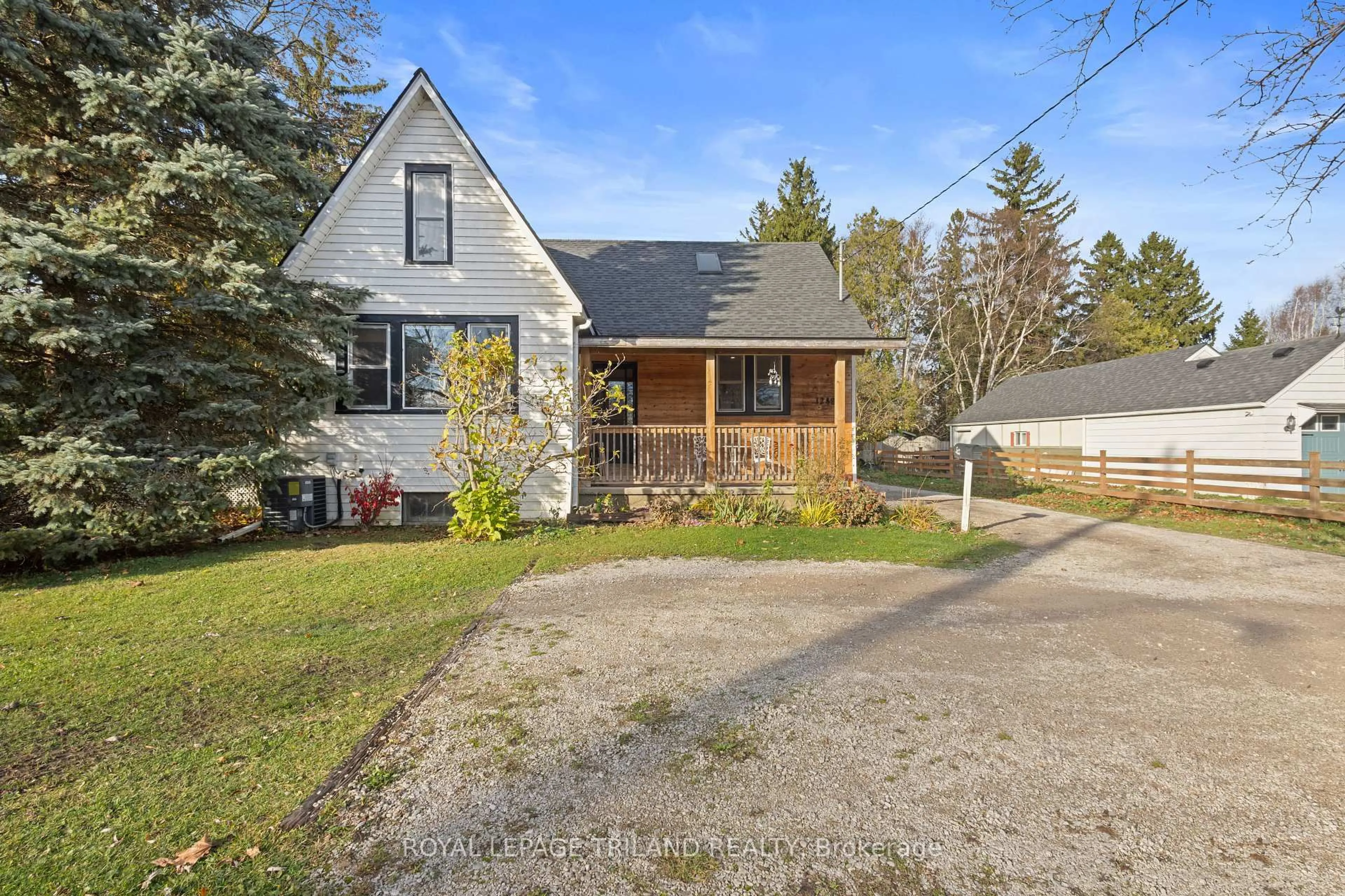 A pic from outside/outdoor area/front of a property/back of a property/a pic from drone, street for 1248 SOUTHDALE Rd, London South Ontario N6E 1B4