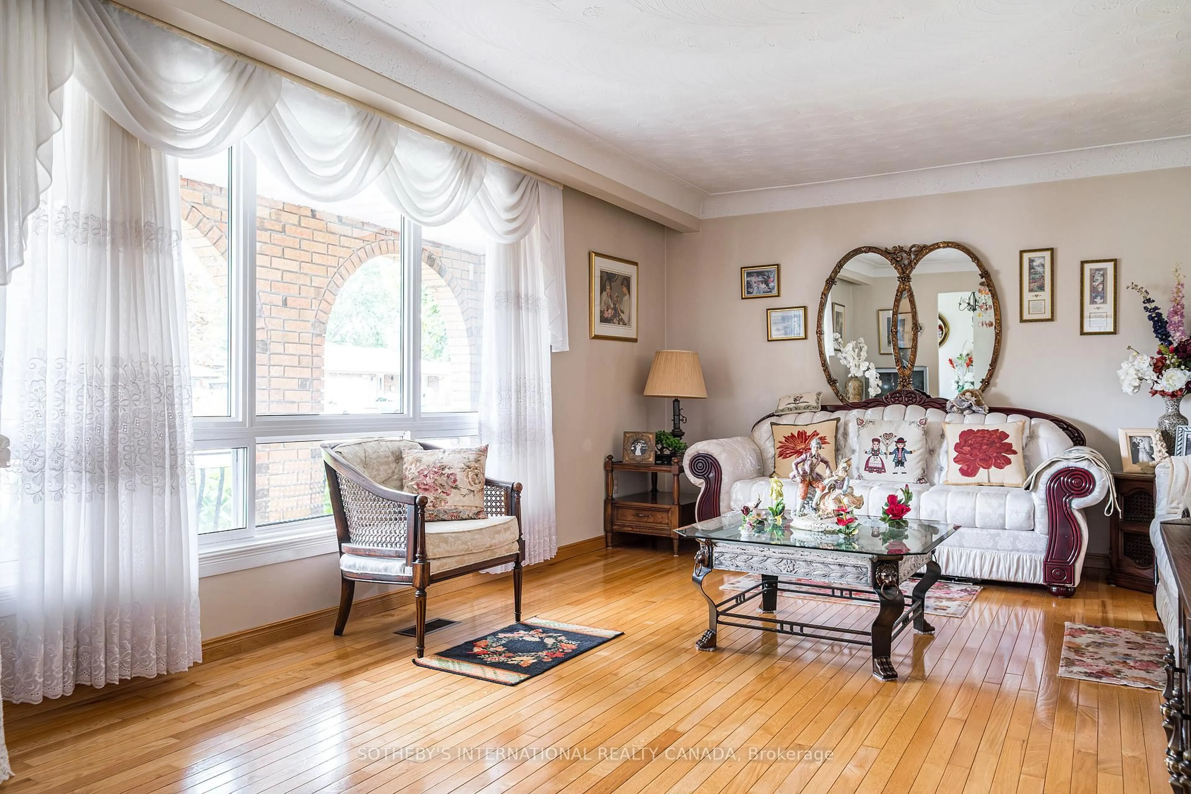 Living room with furniture, unknown for 87 Bridlewood Dr, Welland Ontario L3C 6H3