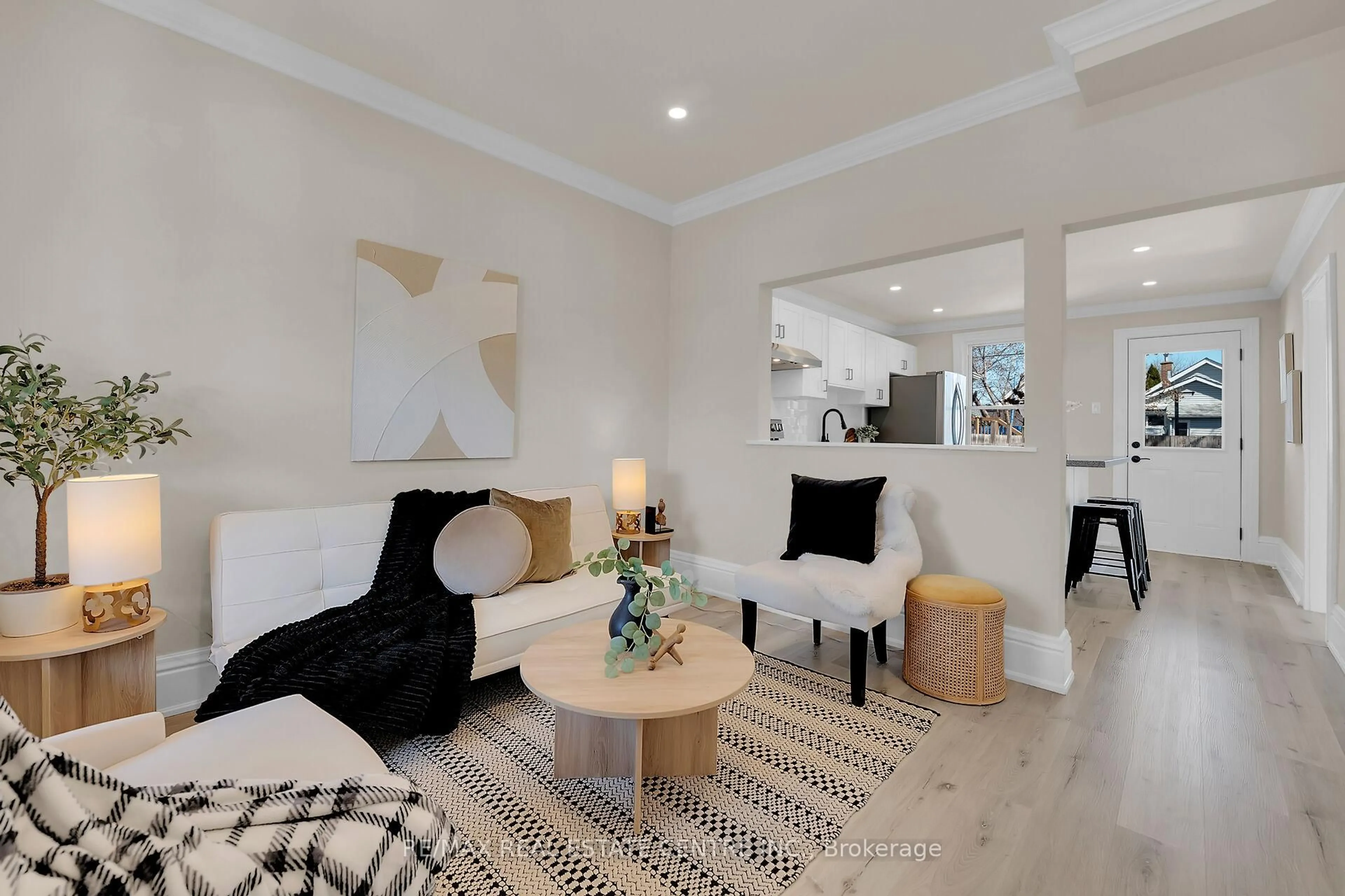 Living room with furniture, unknown for 70 Robins Ave, Hamilton Ontario L8H 4N4