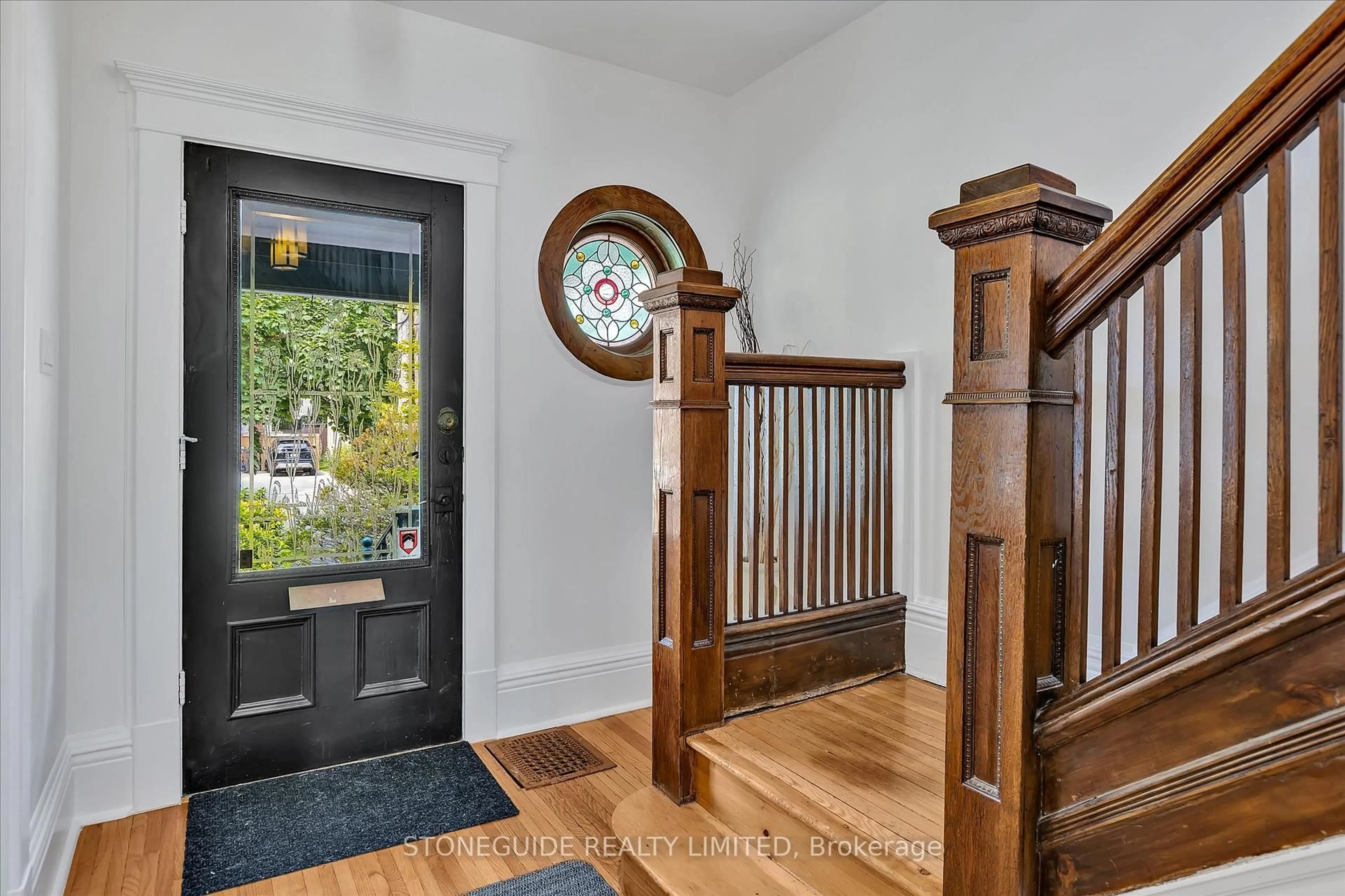 Indoor entryway for 454 Mark St, Peterborough Ontario K9H 1V9