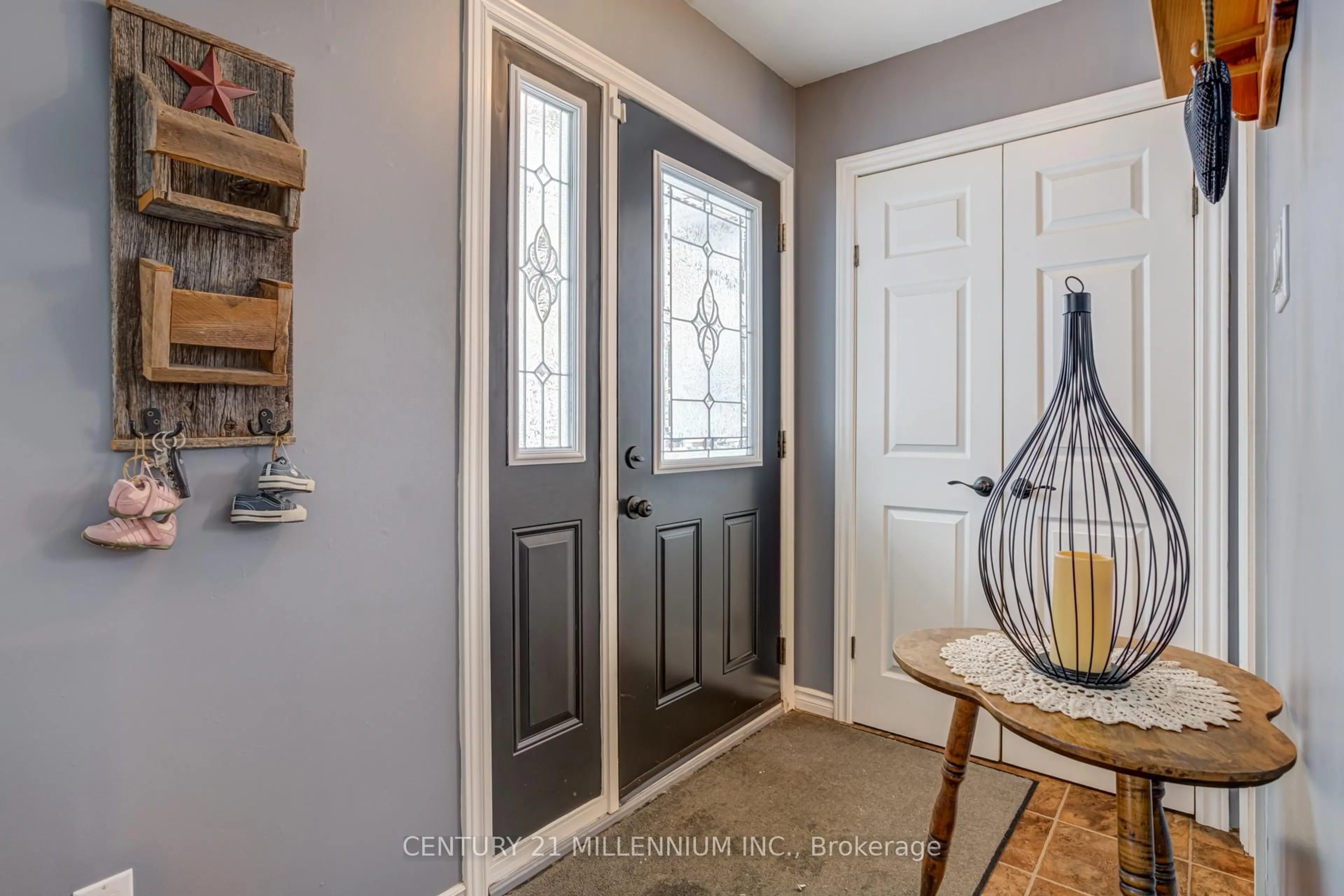 Indoor entryway for 334 Simon St, Shelburne Ontario L9V 2Y5