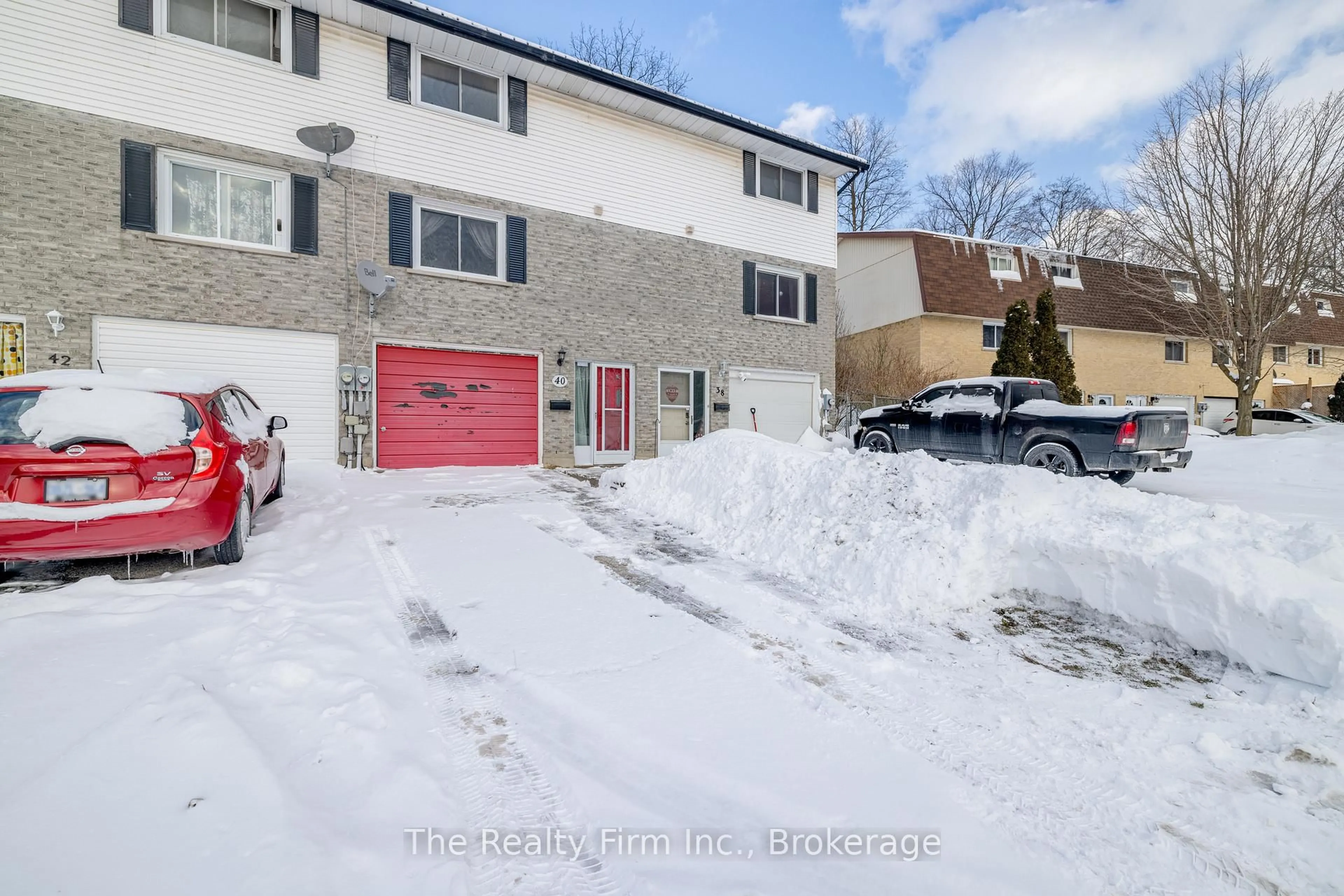 A pic from outside/outdoor area/front of a property/back of a property/a pic from drone, street for 40 Marlboro Crt, Woodstock Ontario N4S 8P4