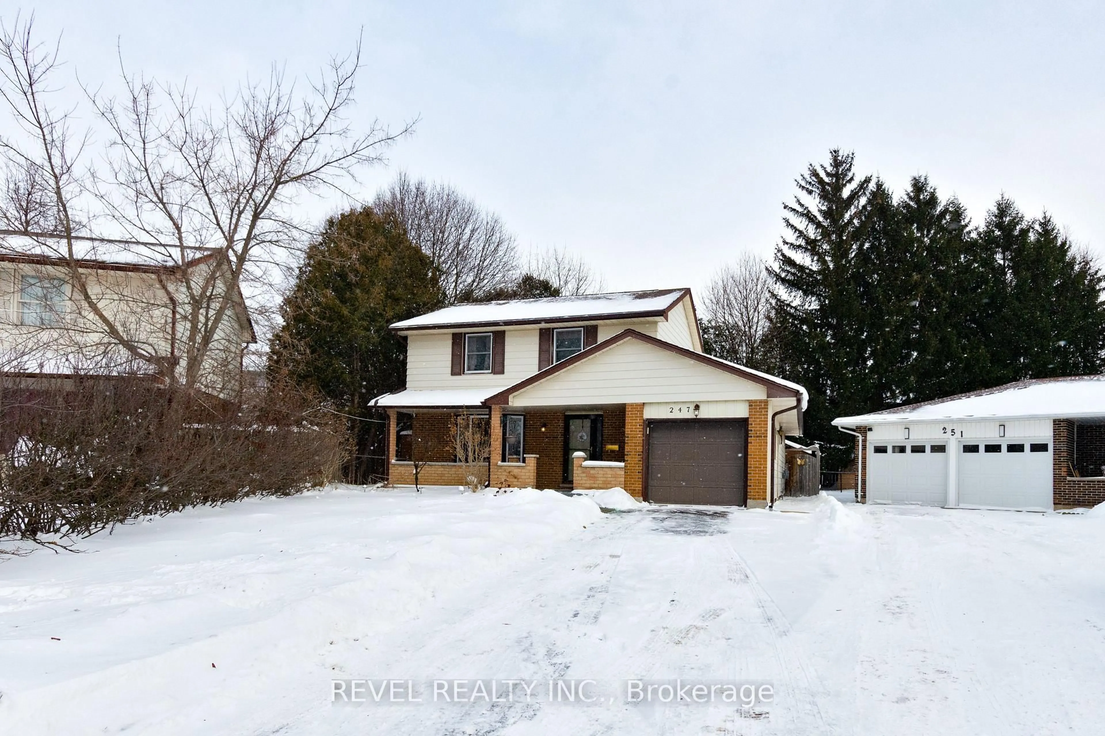 A pic from outside/outdoor area/front of a property/back of a property/a pic from drone, street for 247 Regal Dr, London East Ontario N5Y 4Z7