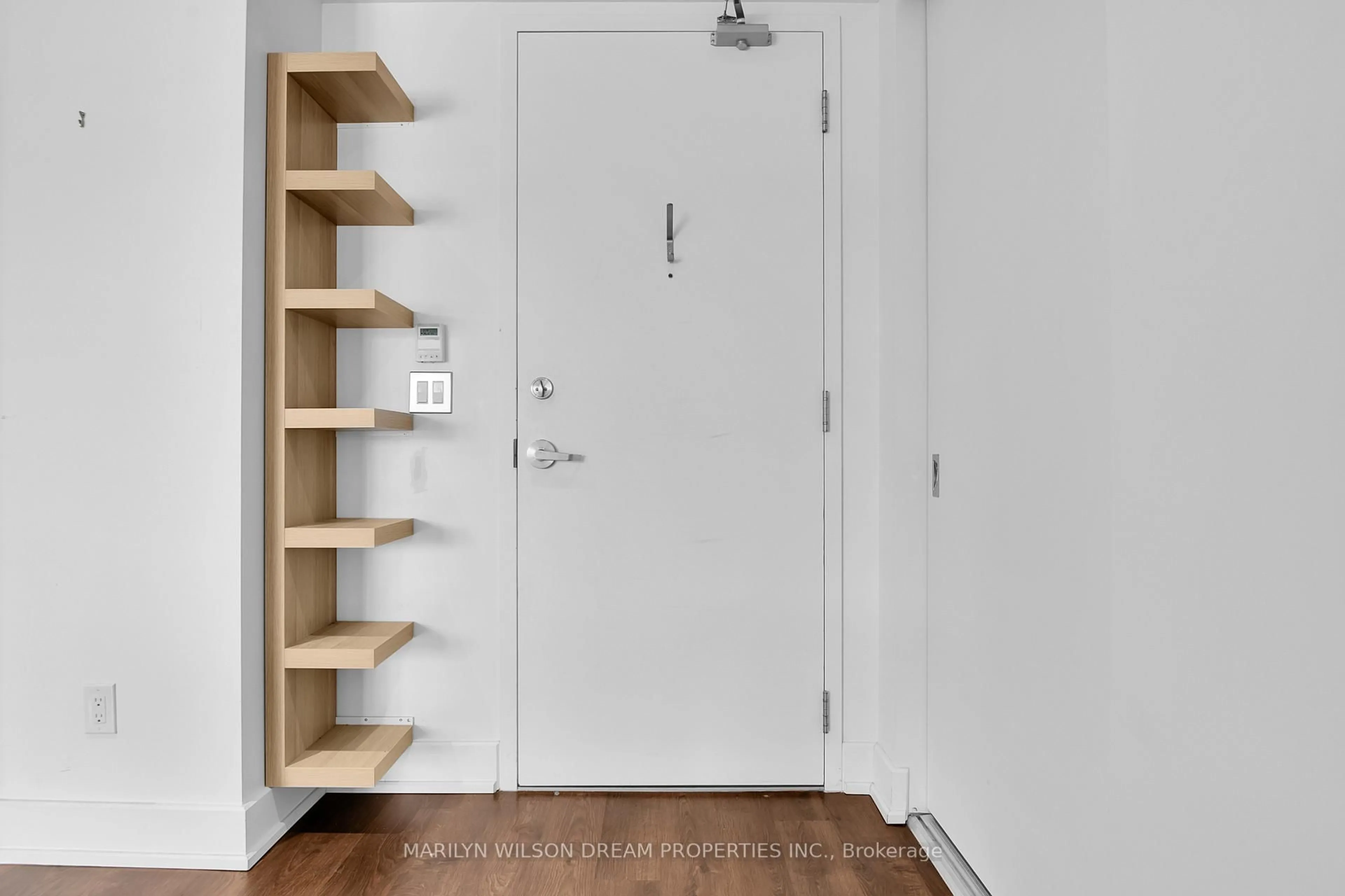 Indoor entryway for 7 Marquette Ave #612, Ottawa Ontario K1L 8A7