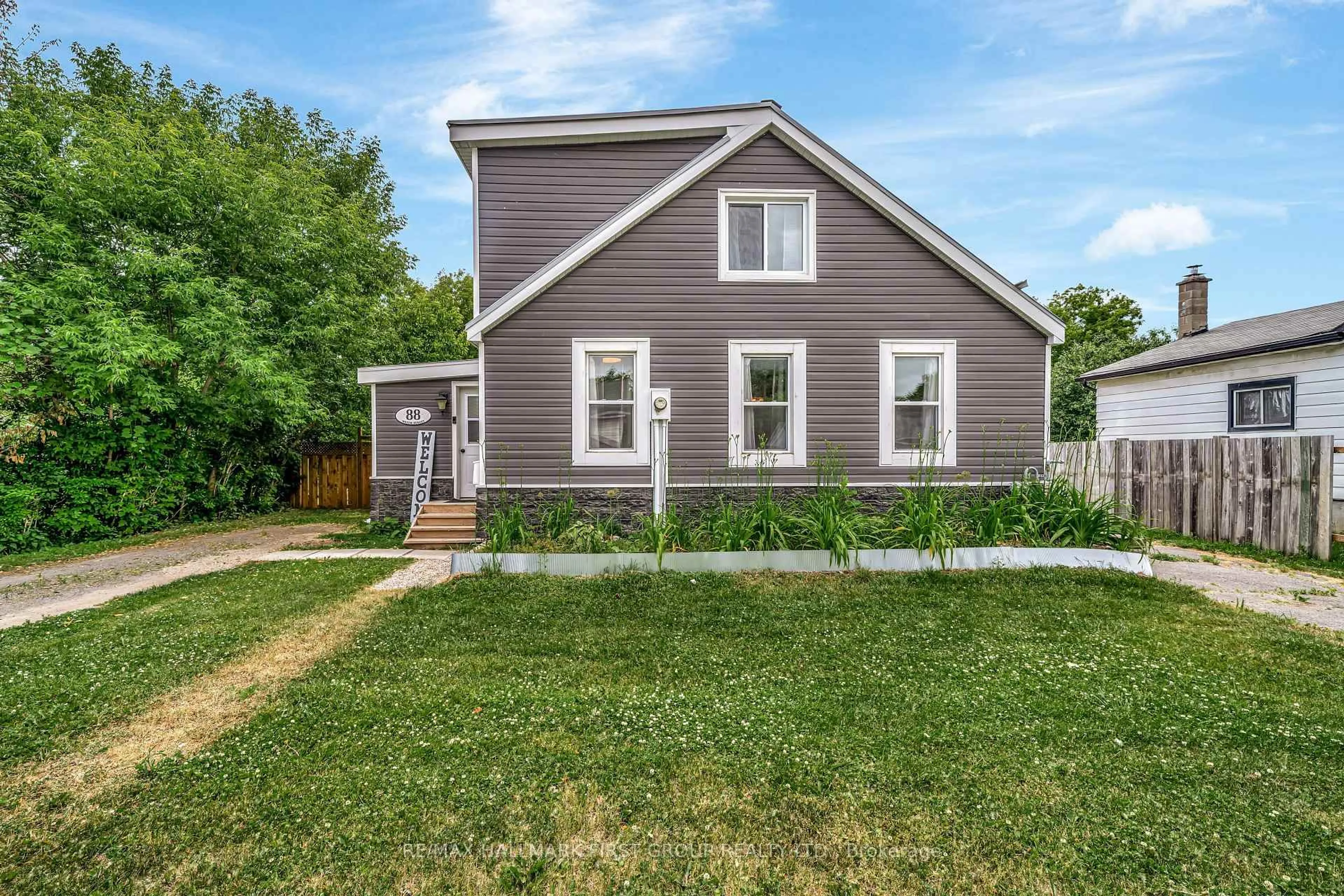 Home with vinyl exterior material, street for 88 Water St, Quinte West Ontario K8V 4M4