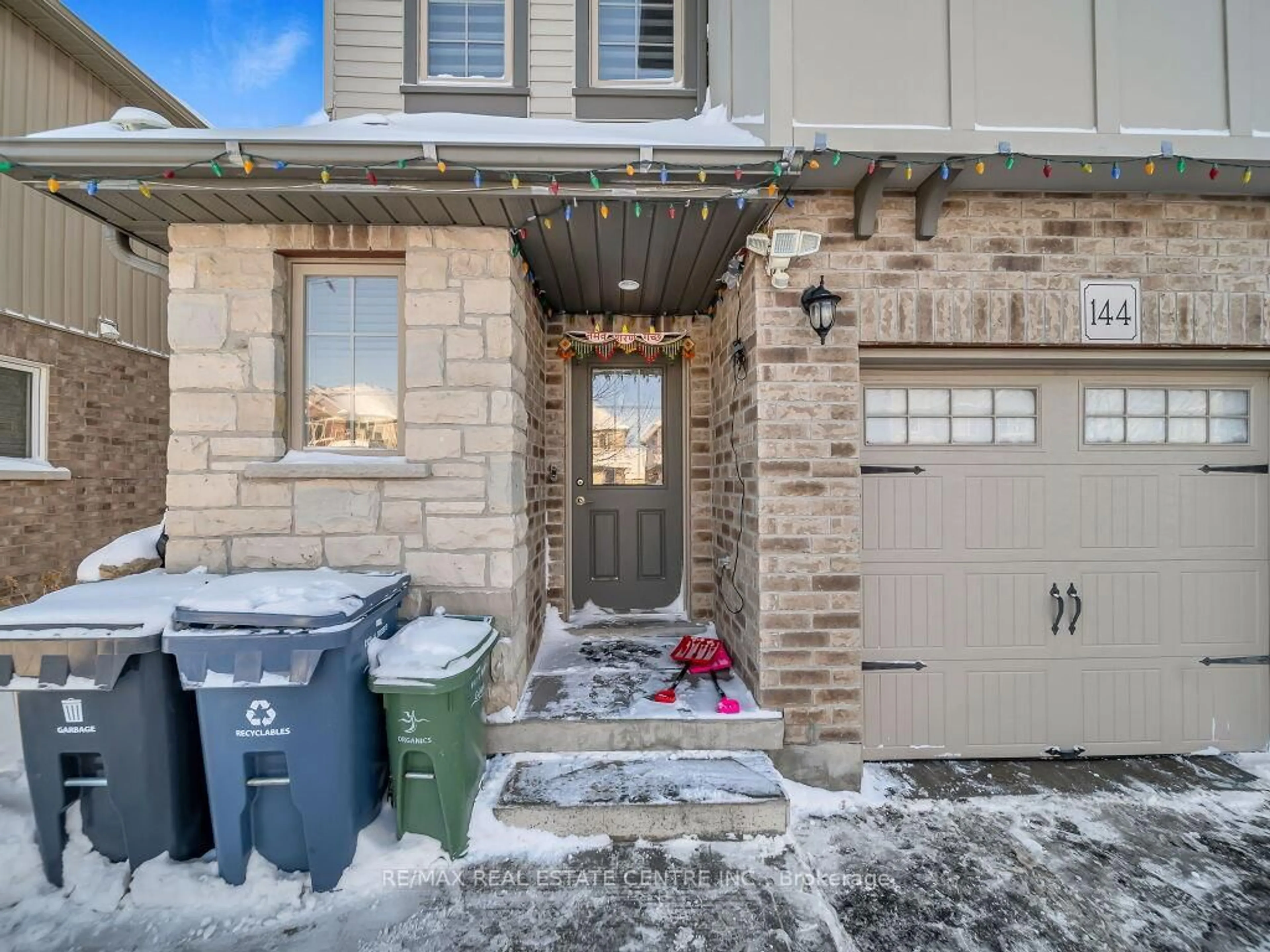 Indoor entryway for 144 Summit Ridge Dr, Guelph Ontario N1E 0M8