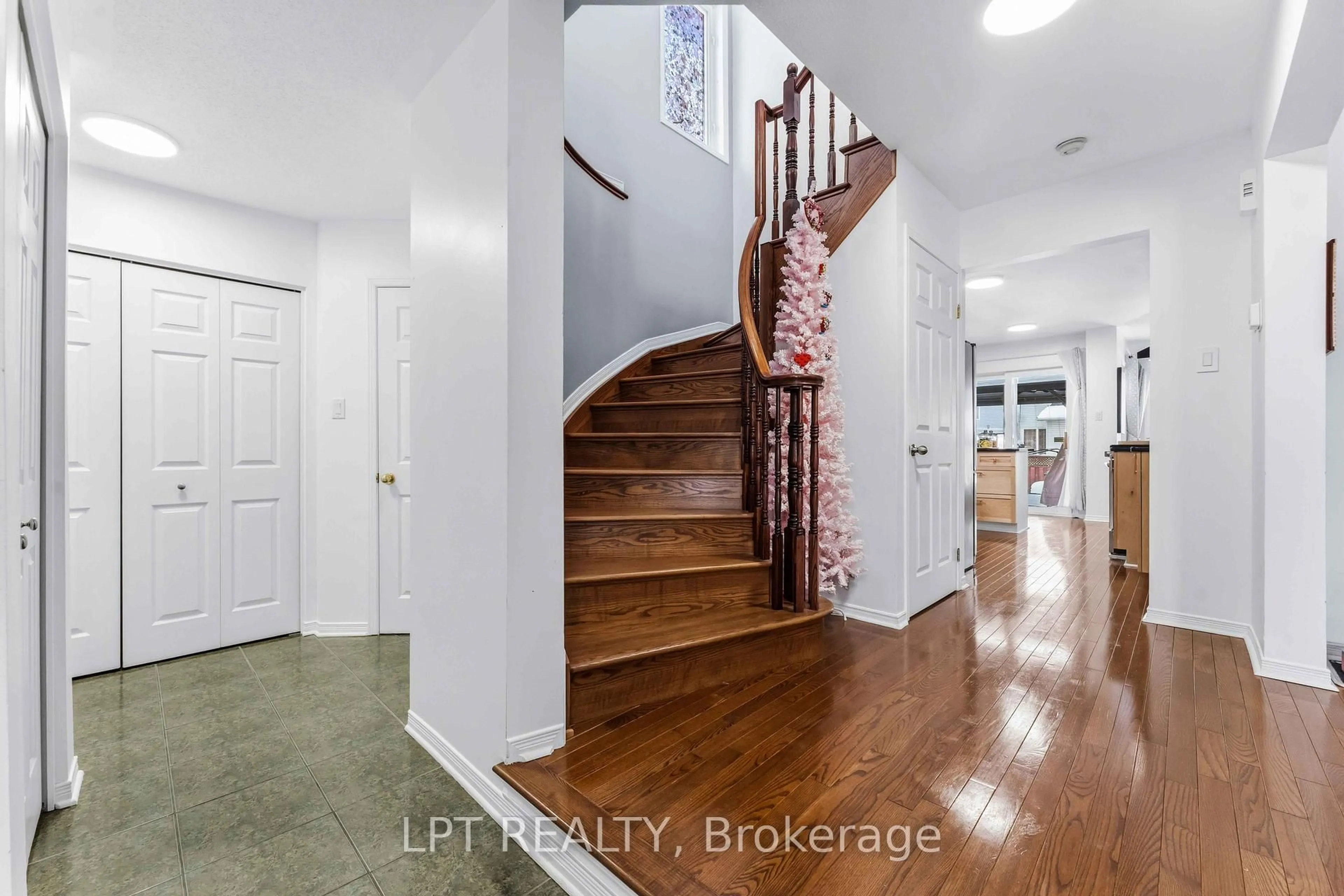 Indoor entryway for 1549 Senateurs Way, Orleans Ontario K4A 4A2