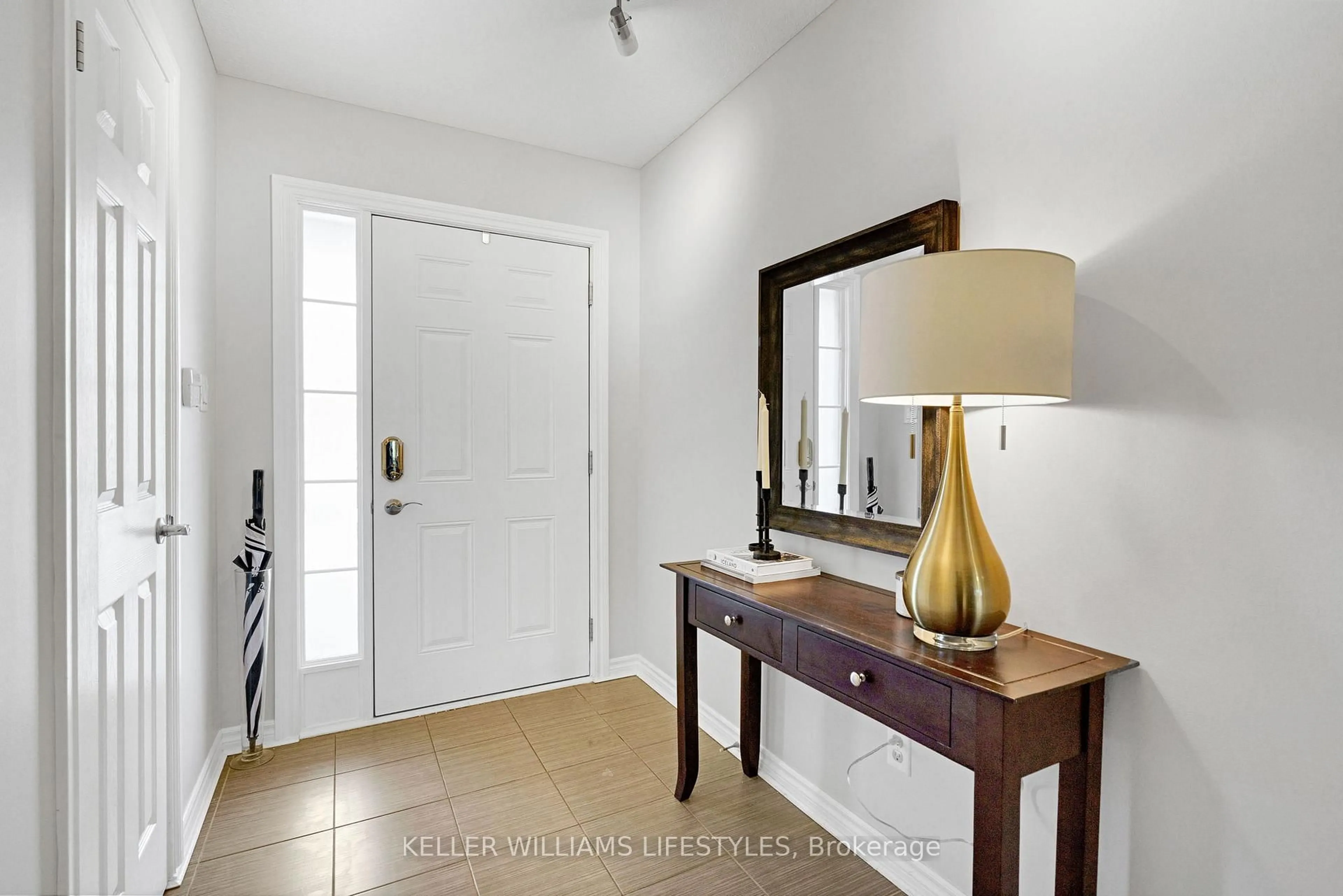 Indoor entryway for 600 Hyde Park Rd #7, London North Ontario N6H 5W8