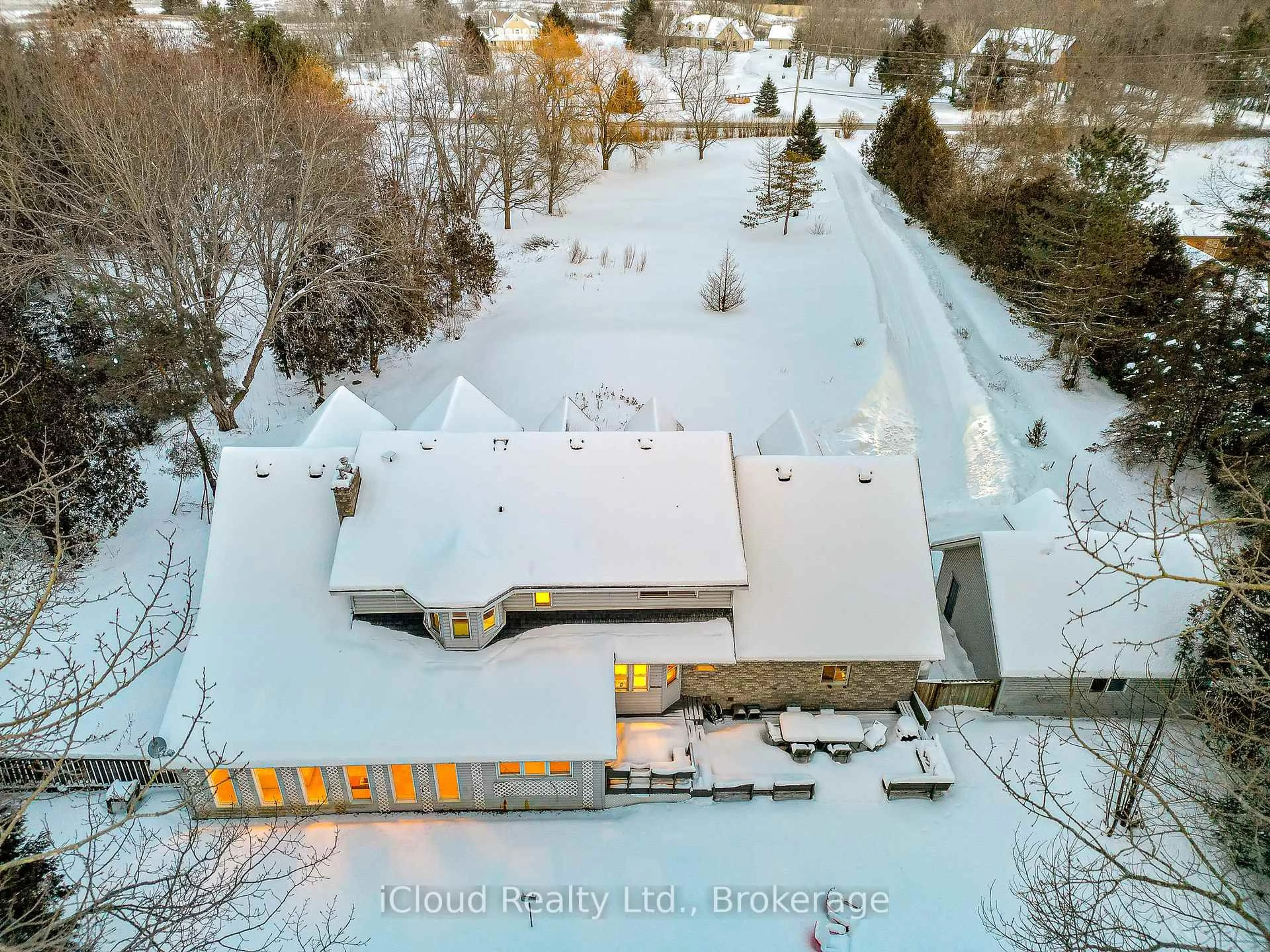 A pic from outside/outdoor area/front of a property/back of a property/a pic from drone, building for 32 Howe Island Ferry Rd, Kingston Ontario K7L 4V1