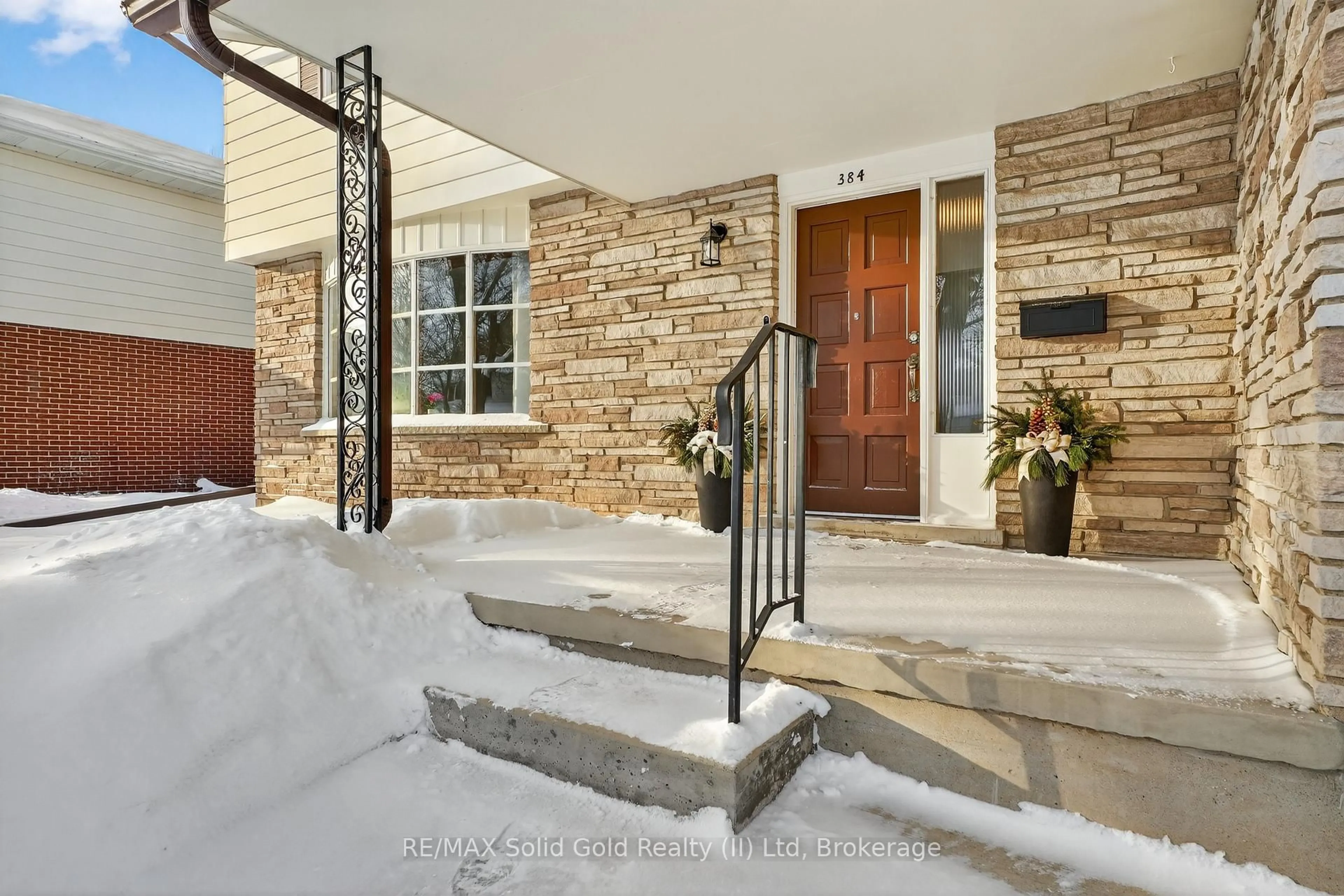 Indoor entryway for 384 Dunvegan Dr, Waterloo Ontario N2K 2C5
