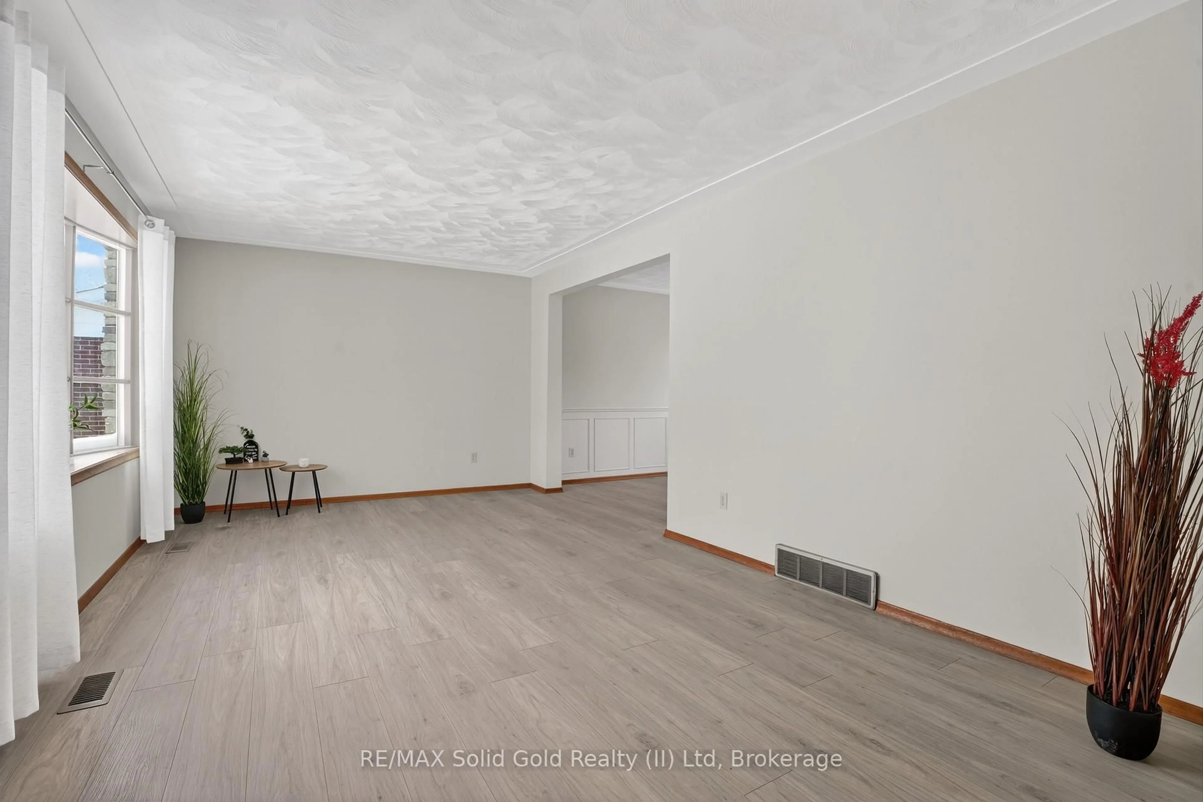 A pic of a room for 384 Dunvegan Dr, Waterloo Ontario N2K 2C5