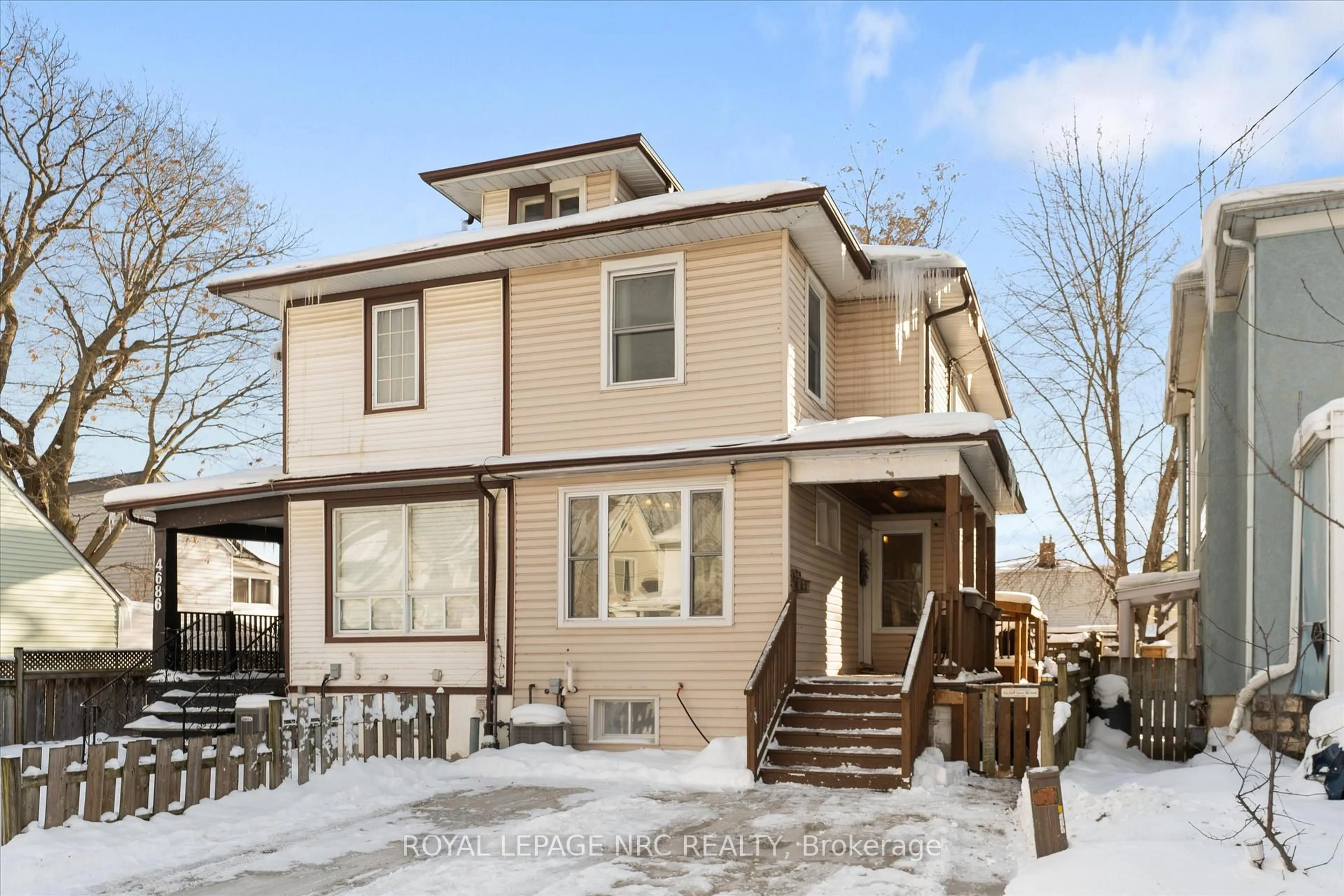 Home with vinyl exterior material, street for 4688 McDougall Cres, Niagara Falls Ontario L2E 1B7