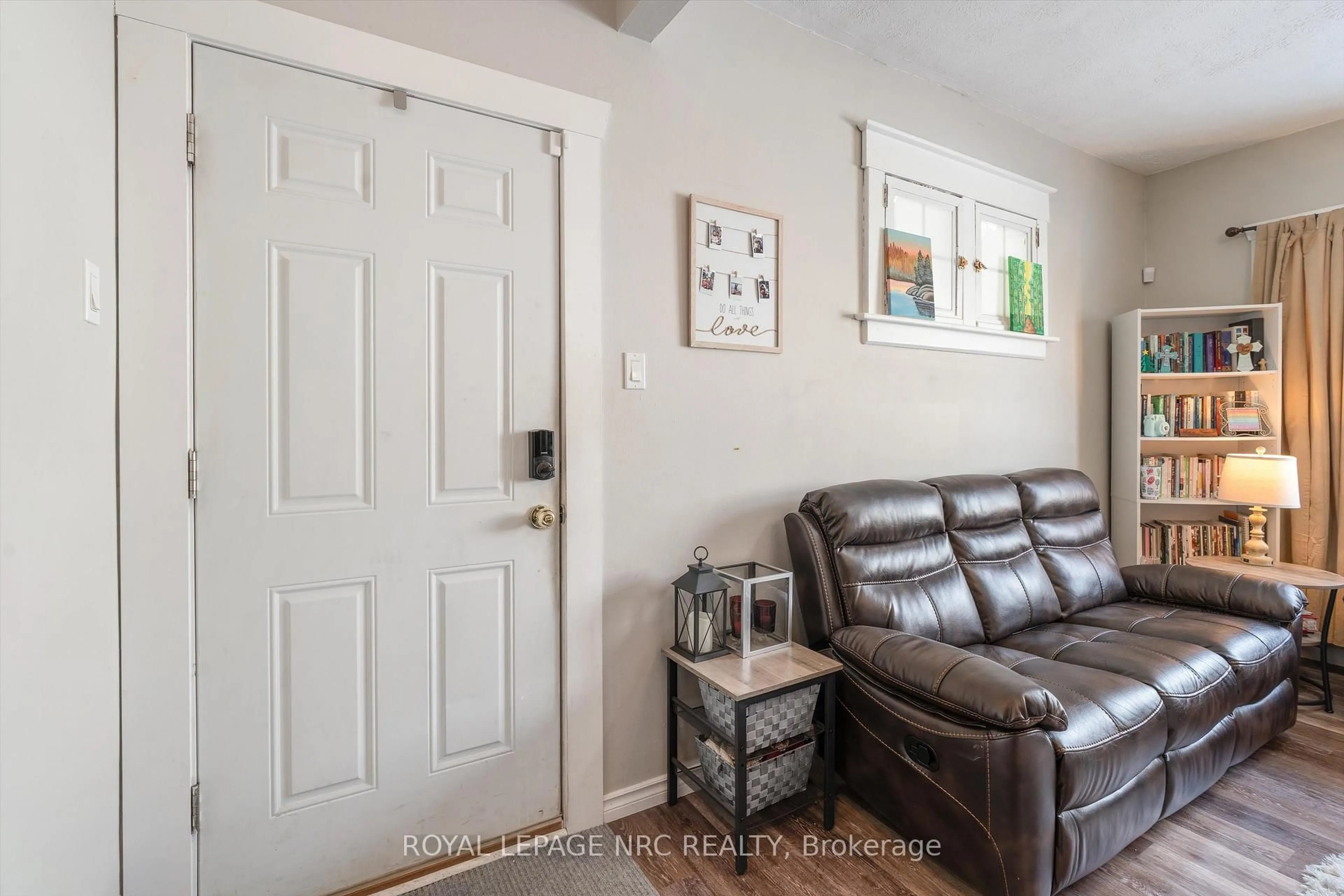 Indoor entryway for 4688 McDougall Cres, Niagara Falls Ontario L2E 1B7