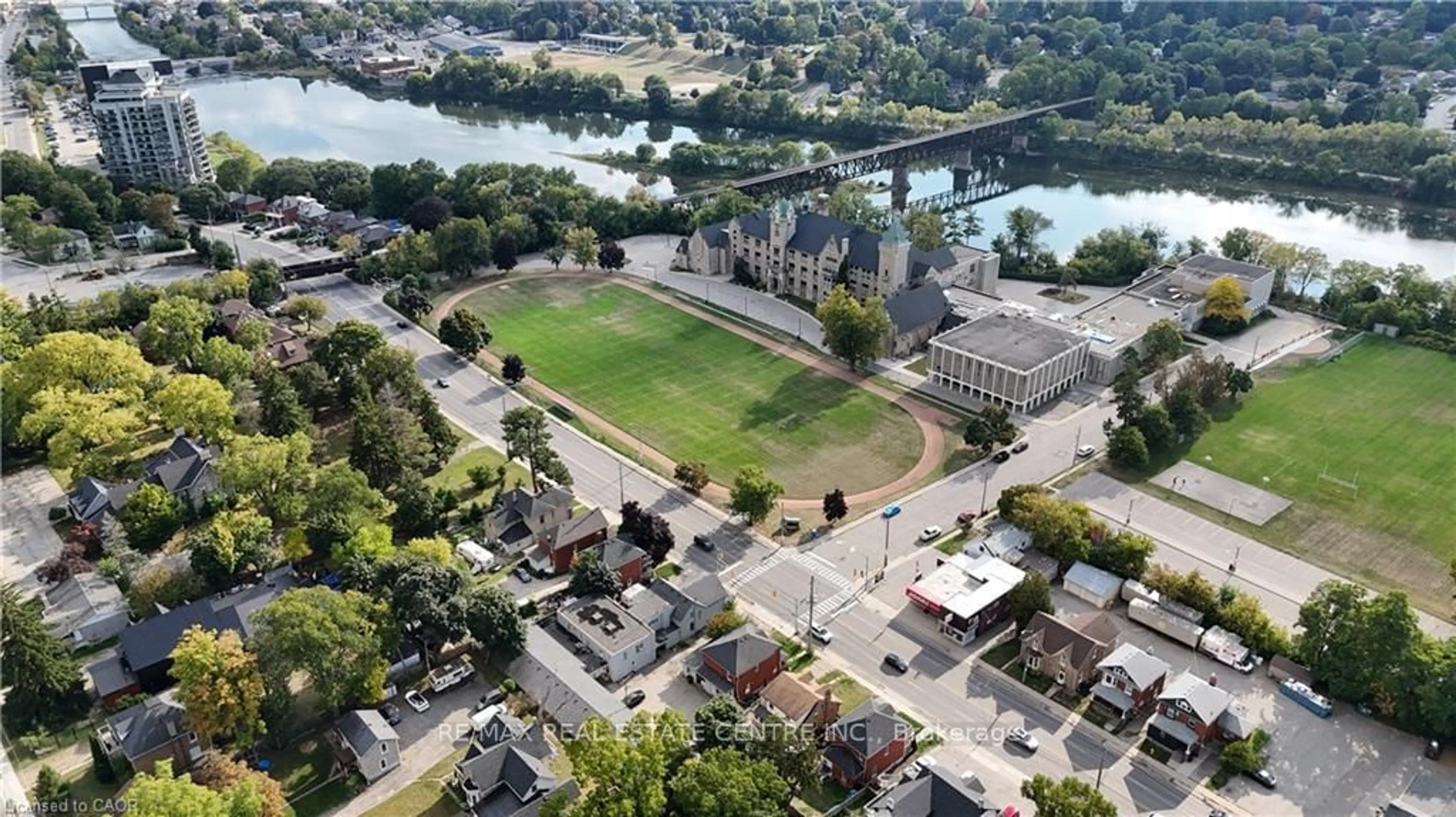A pic from outside/outdoor area/front of a property/back of a property/a pic from drone, street for 229 Water St, Cambridge Ontario N1R 3B9