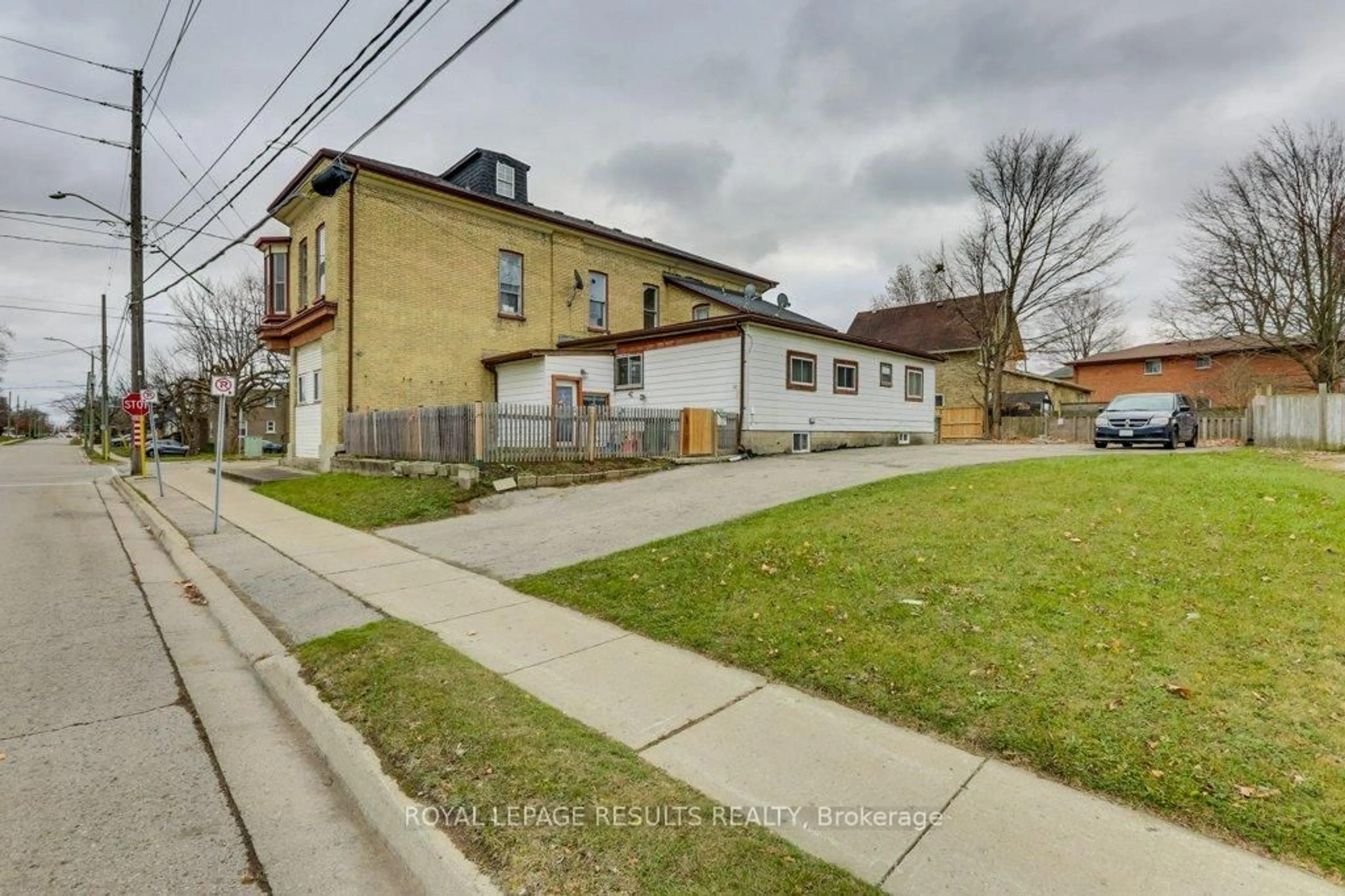 A pic from outside/outdoor area/front of a property/back of a property/a pic from drone, street for 42 Redan St, St. Thomas Ontario N5P 1T4