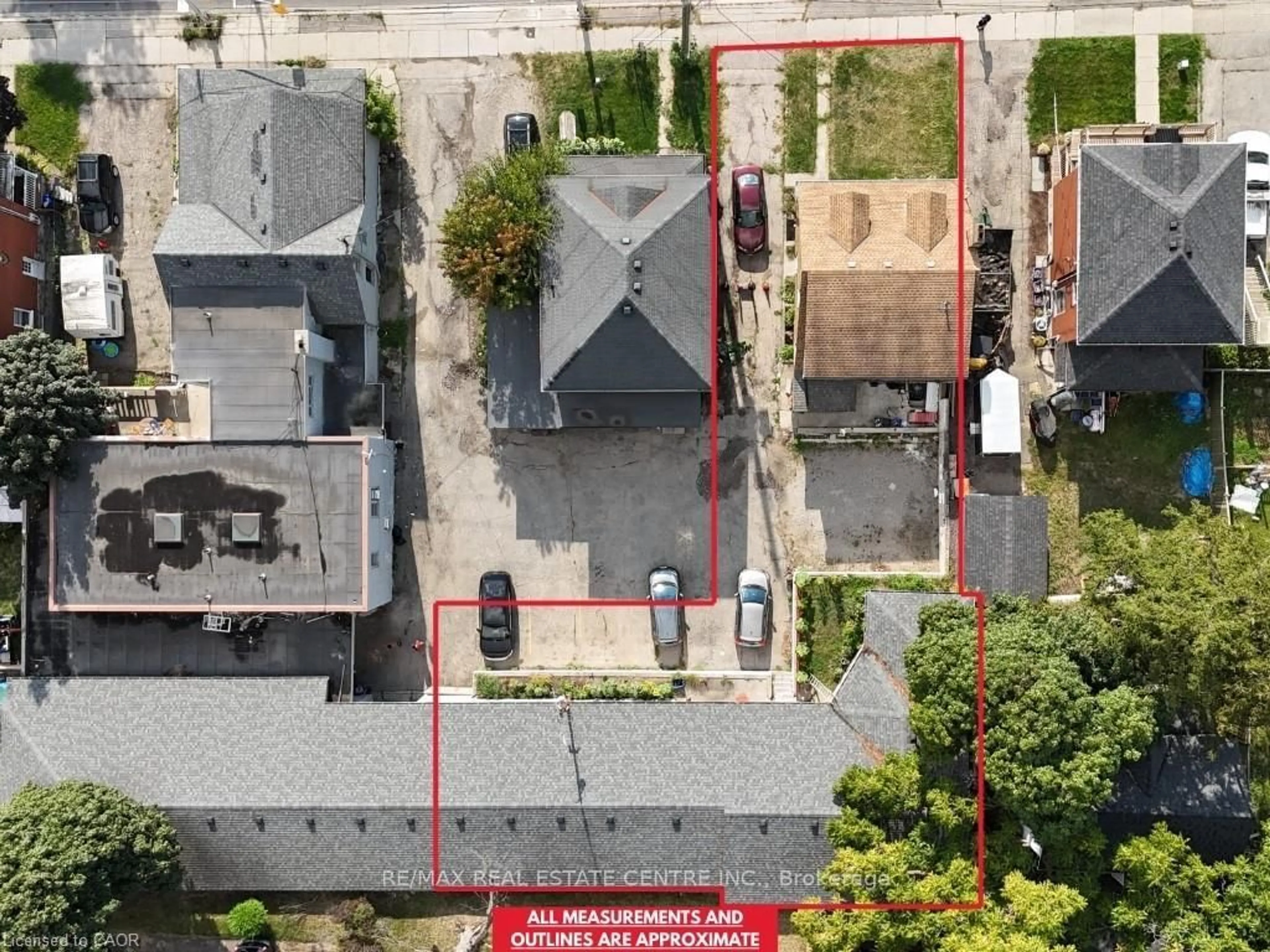 A pic from outside/outdoor area/front of a property/back of a property/a pic from drone, street for 231 Water St, Cambridge Ontario N1R 3B9
