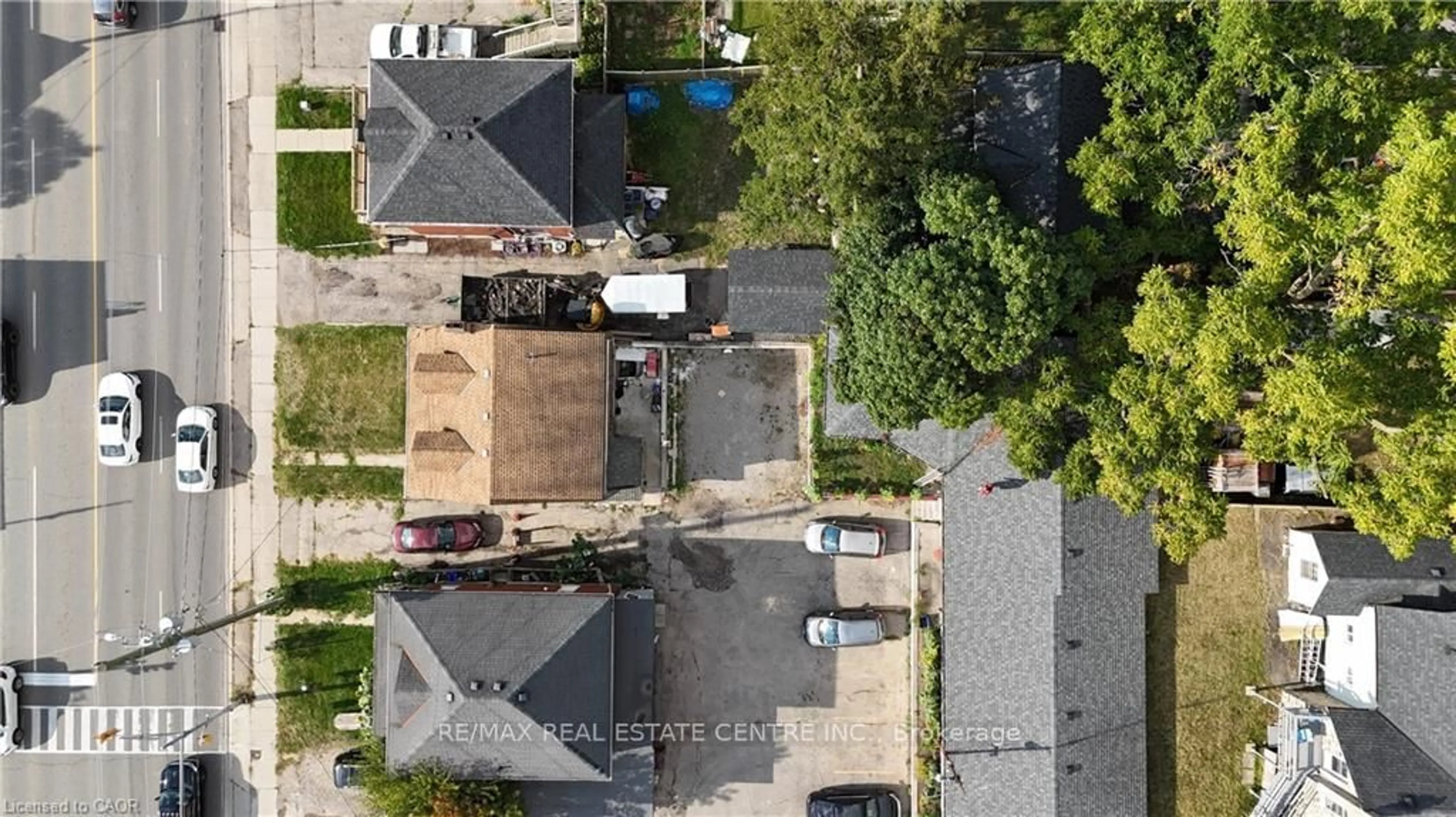 A pic from outside/outdoor area/front of a property/back of a property/a pic from drone, street for 231 Water St, Cambridge Ontario N1R 3B9