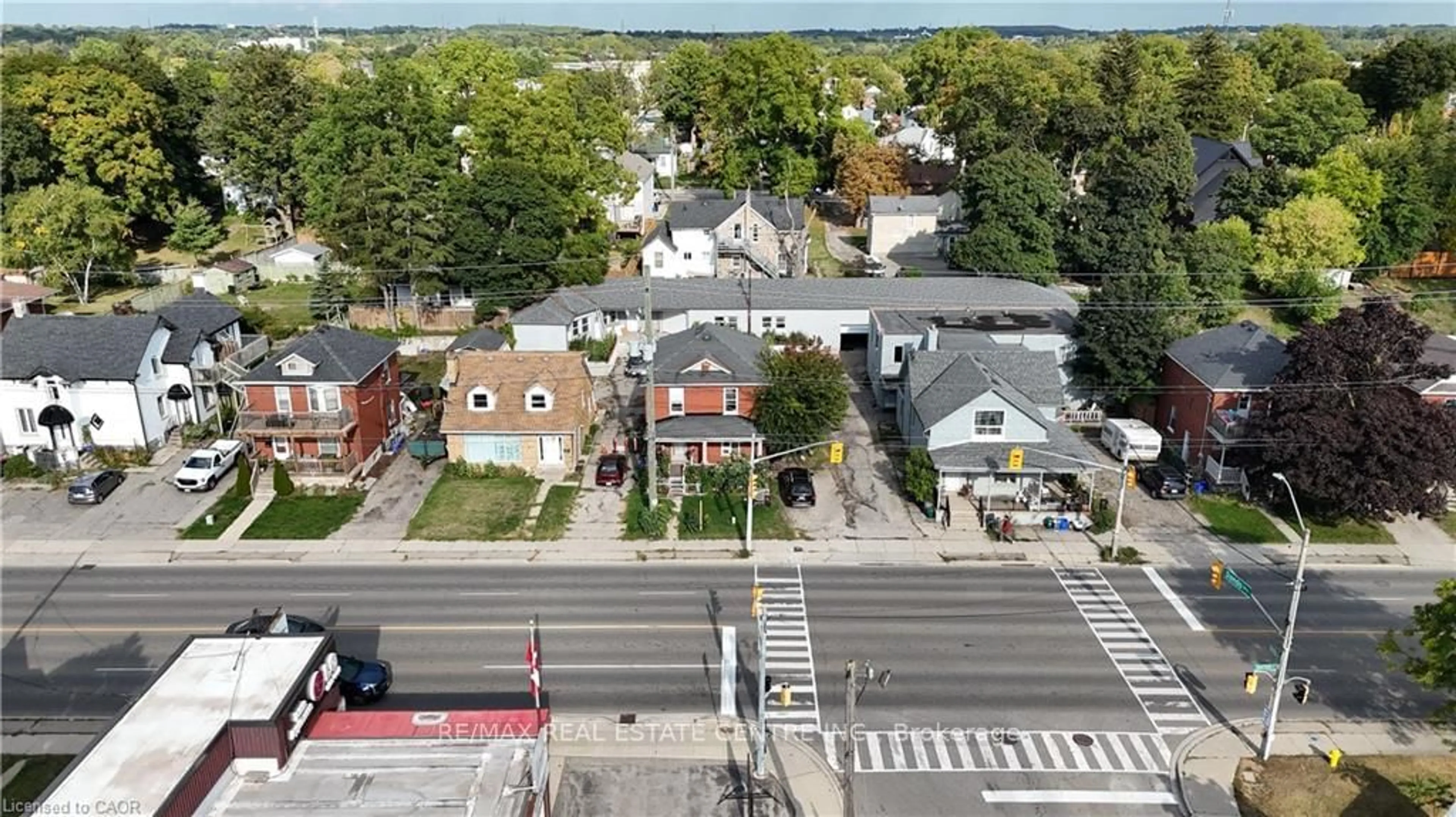 A pic from outside/outdoor area/front of a property/back of a property/a pic from drone, street for 231 Water St, Cambridge Ontario N1R 3B9